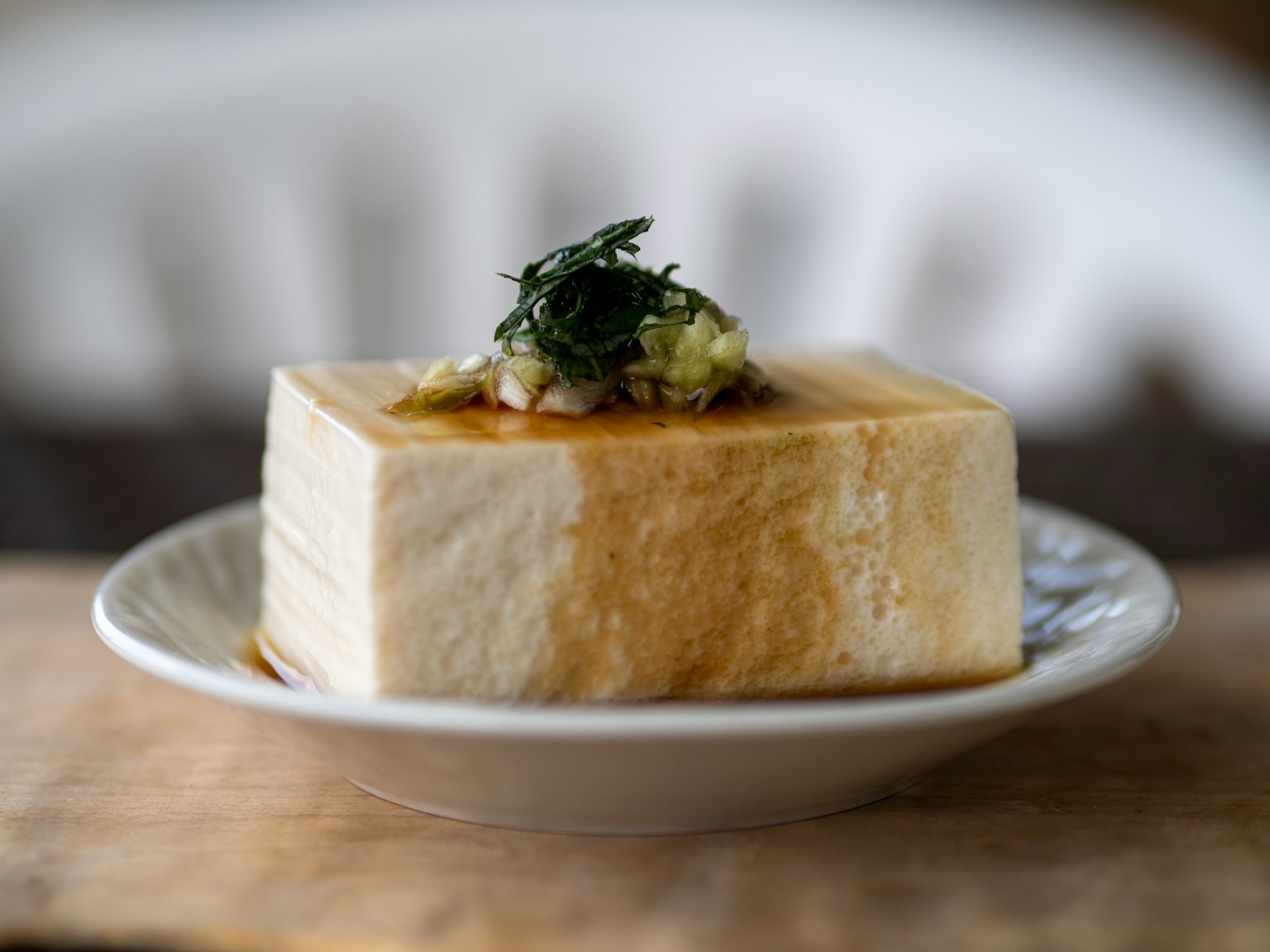 Tofu servito su un piatto con guarnizioni