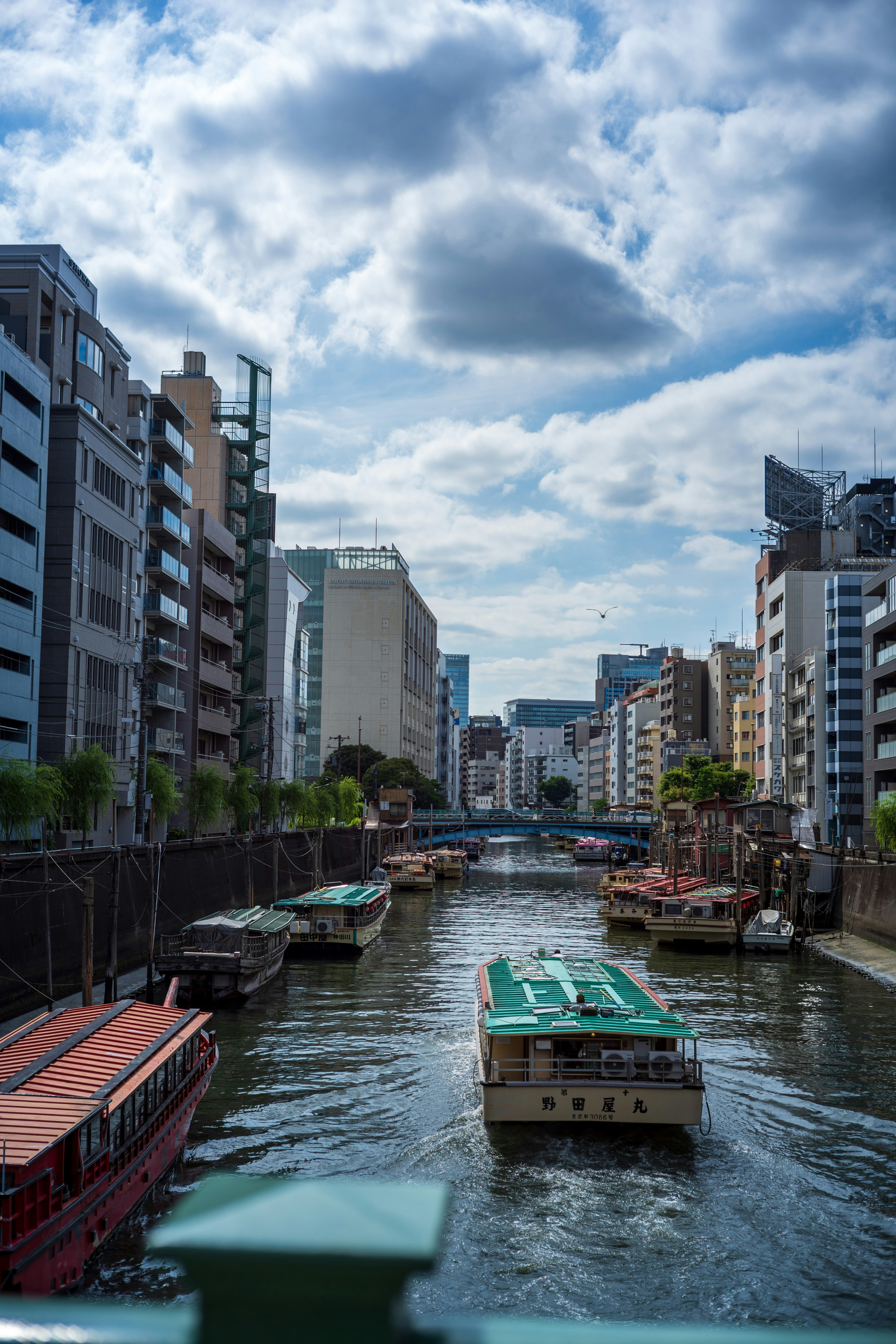 运河两岸停泊船只与高层公寓的城市景观