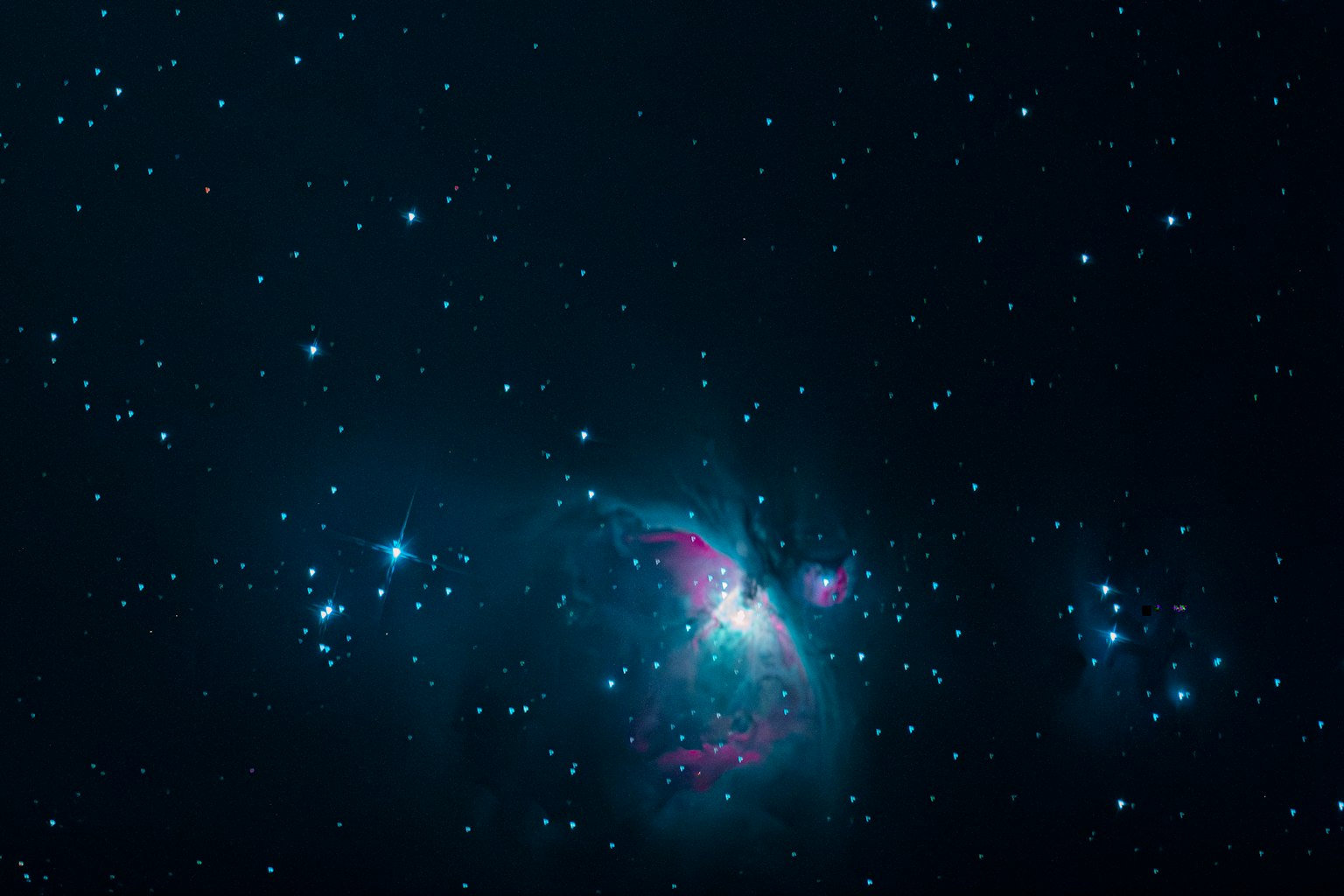 黑暗的空間中閃爍著星星和藍色星雲