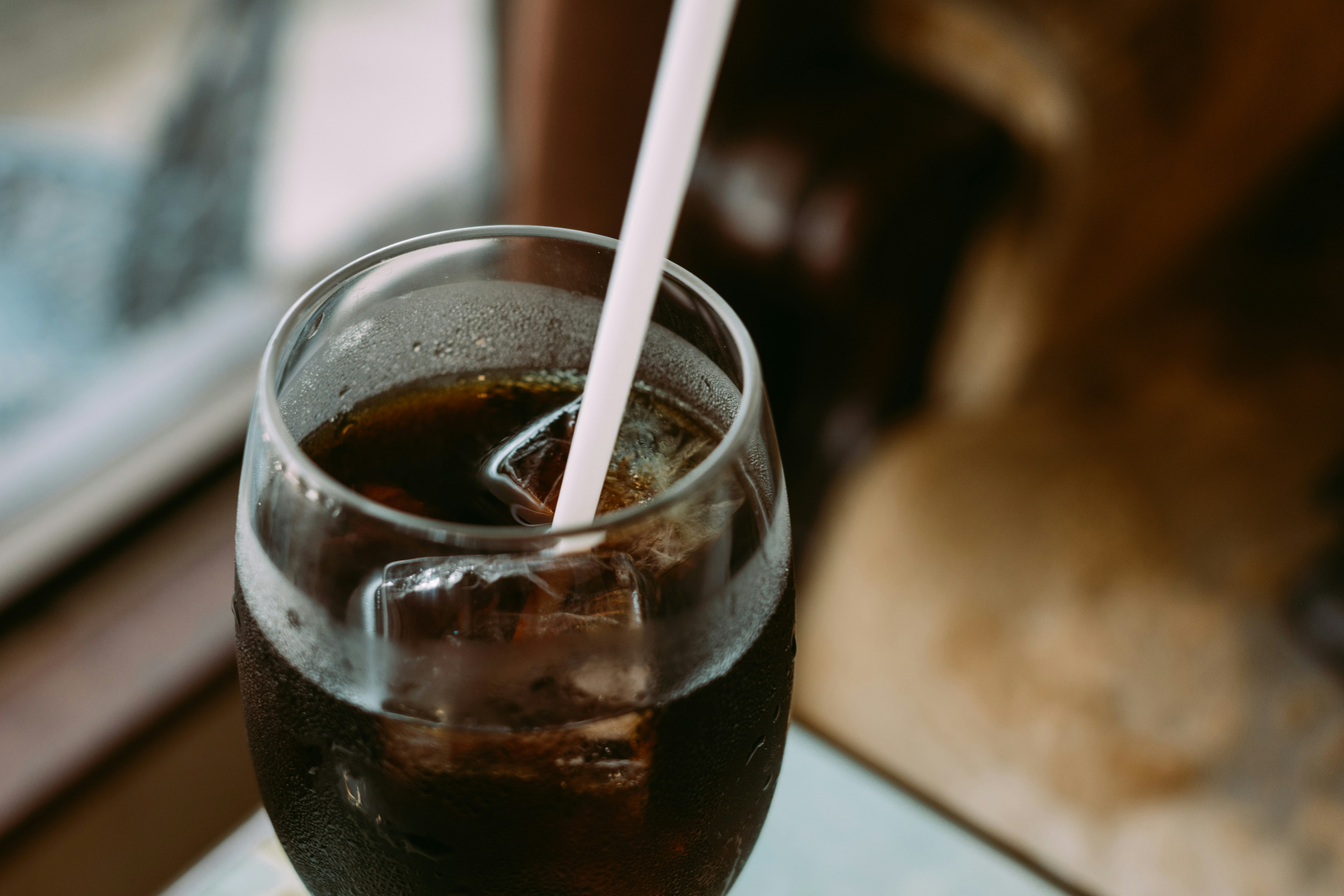 kopi es dituangkan ke dalam gelas