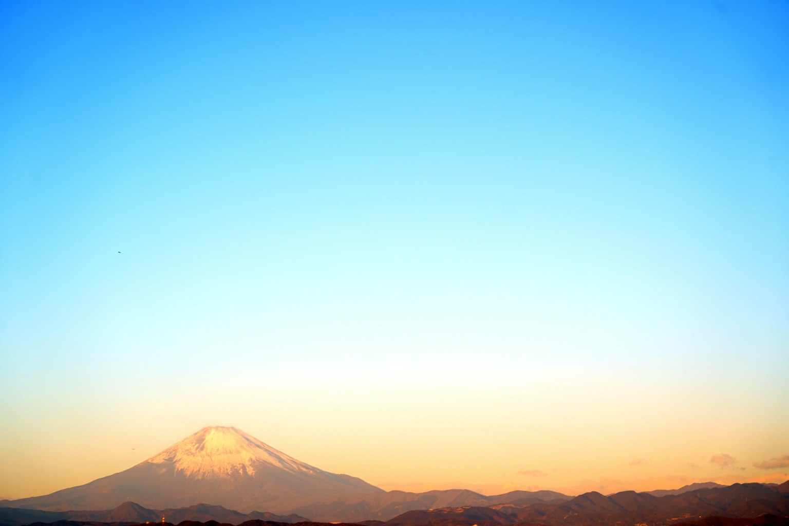 Vista panoramica del Monte Fuji sotto un bel cielo blu