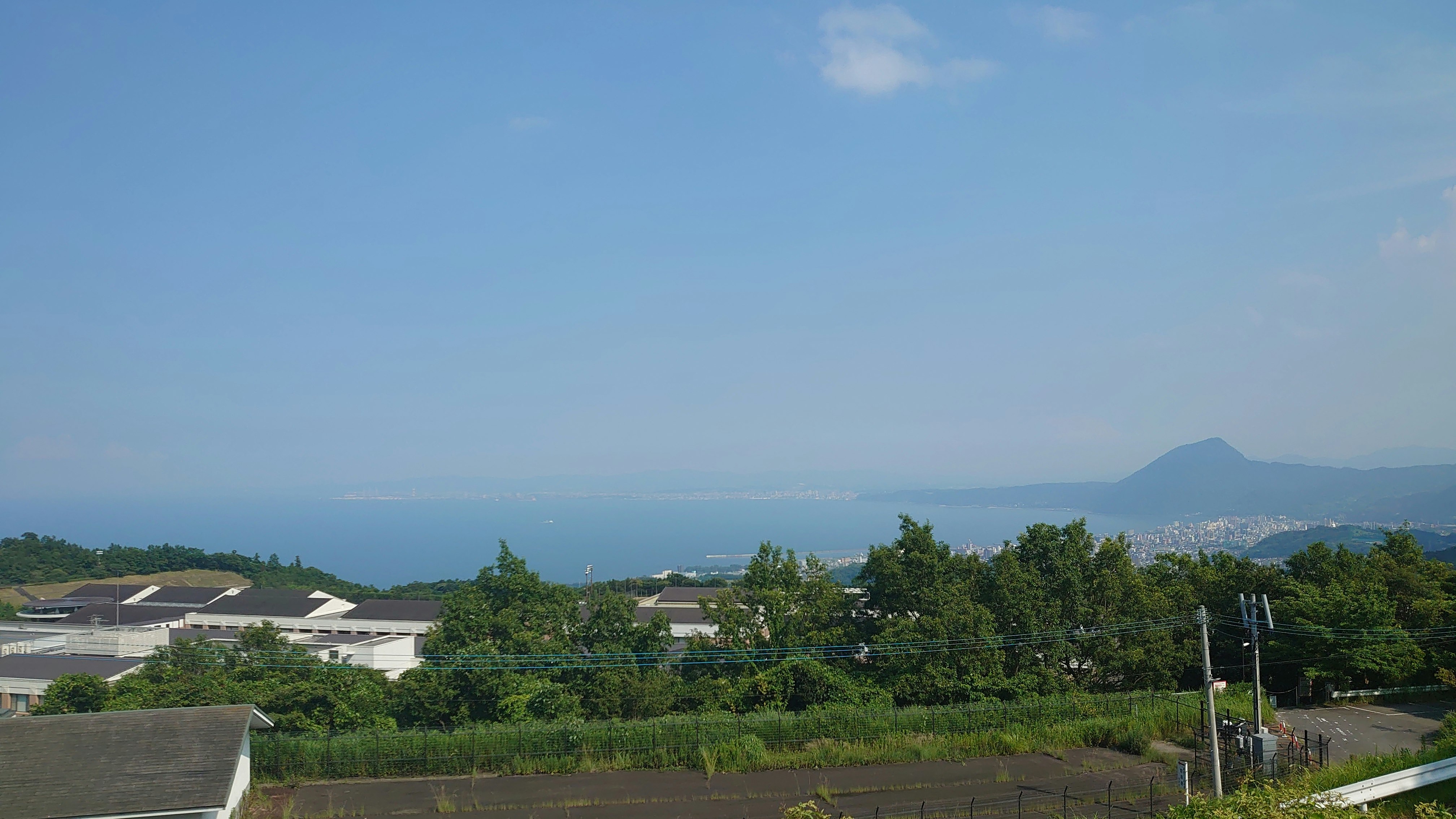 別府湾と高崎山を望む青空の景色