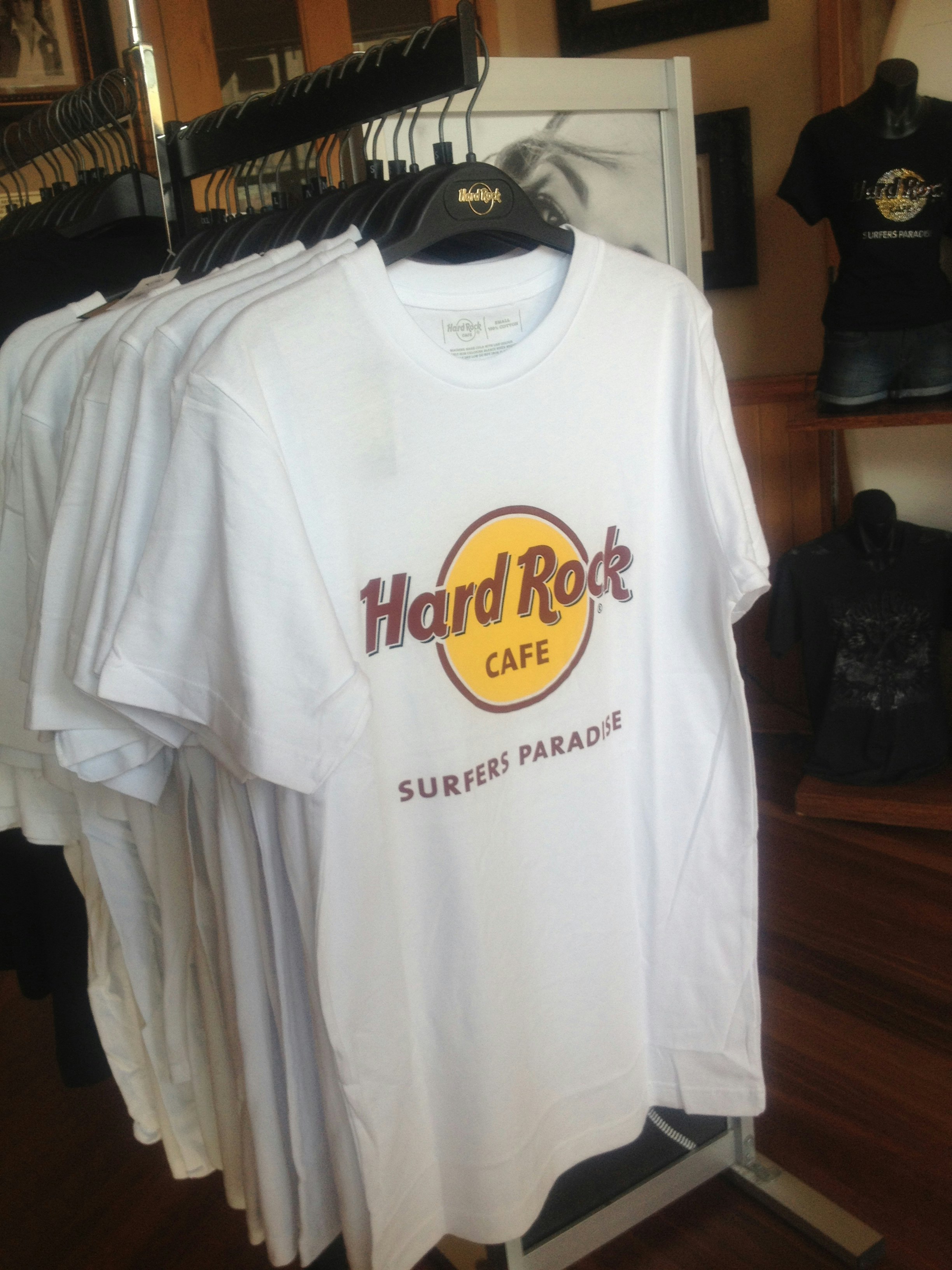 Hard-Rock-Cafe-T-Shirts in einem Laden ausgestellt Bild