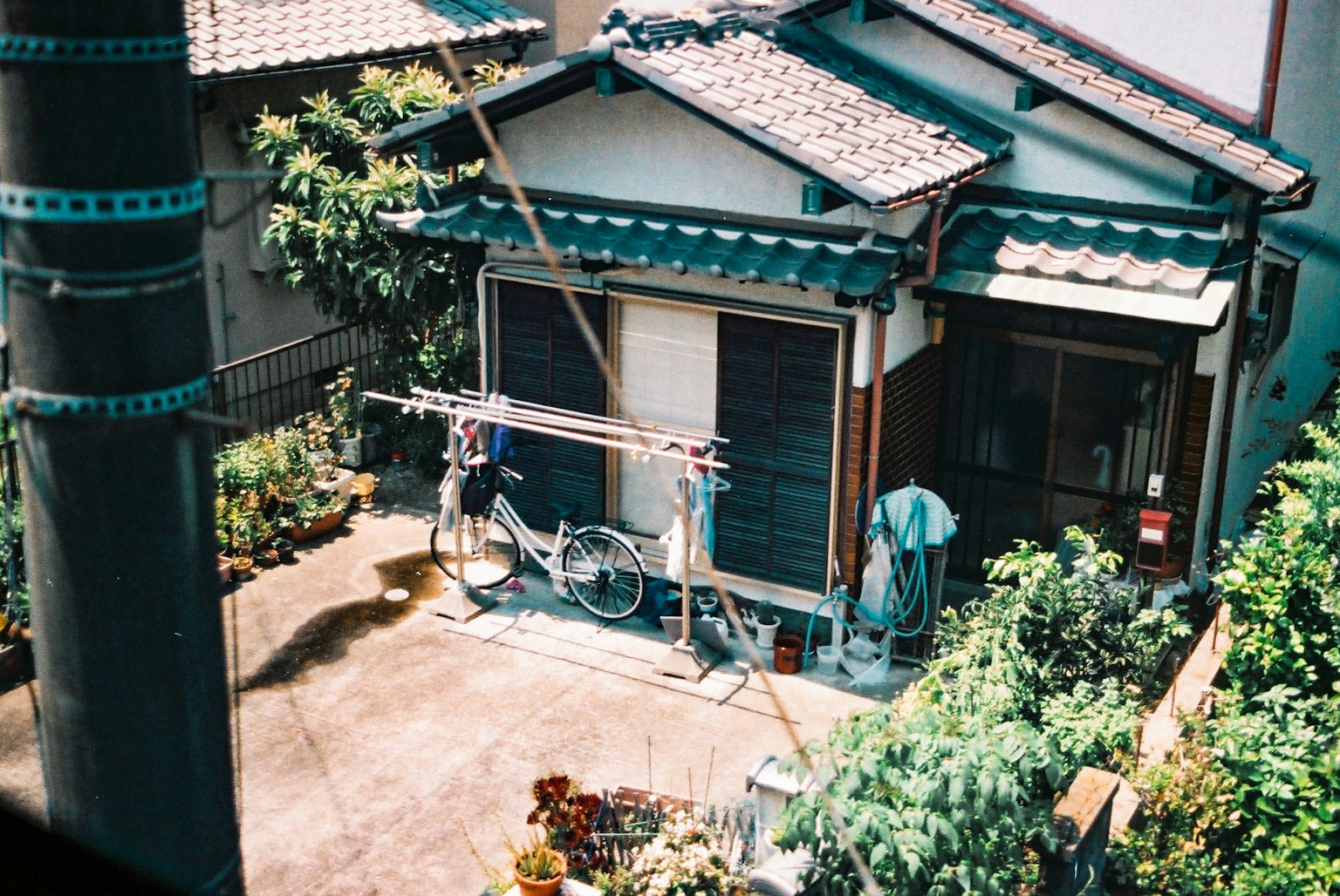 บ้านญี่ปุ่นแบบดั้งเดิมมีจักรยานและเสื้อผ้าที่ตากอยู่ข้างนอก