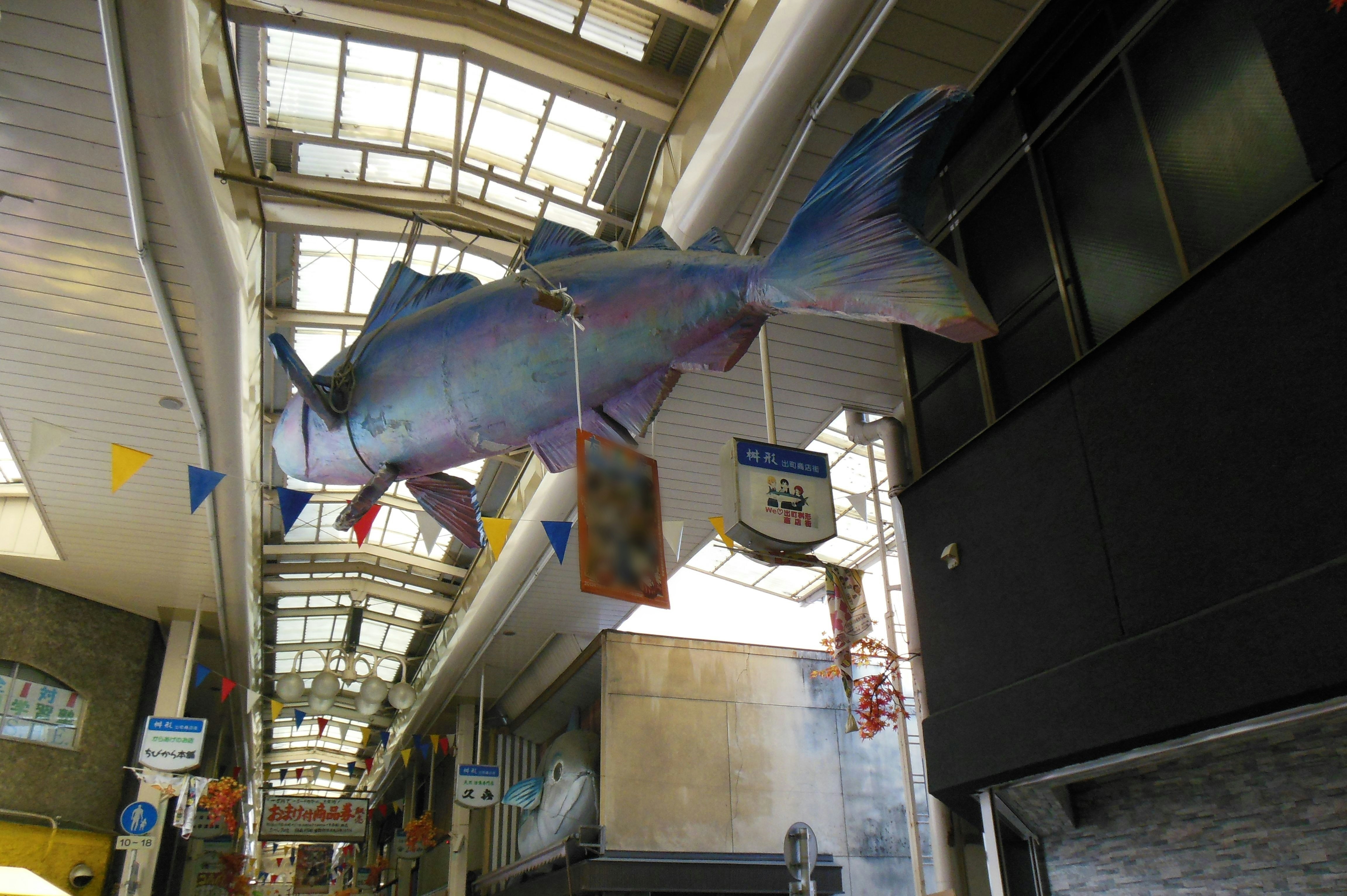 Großes Fischmodell, das in einem Innen-Ausstellungsbereich zu schwimmen scheint