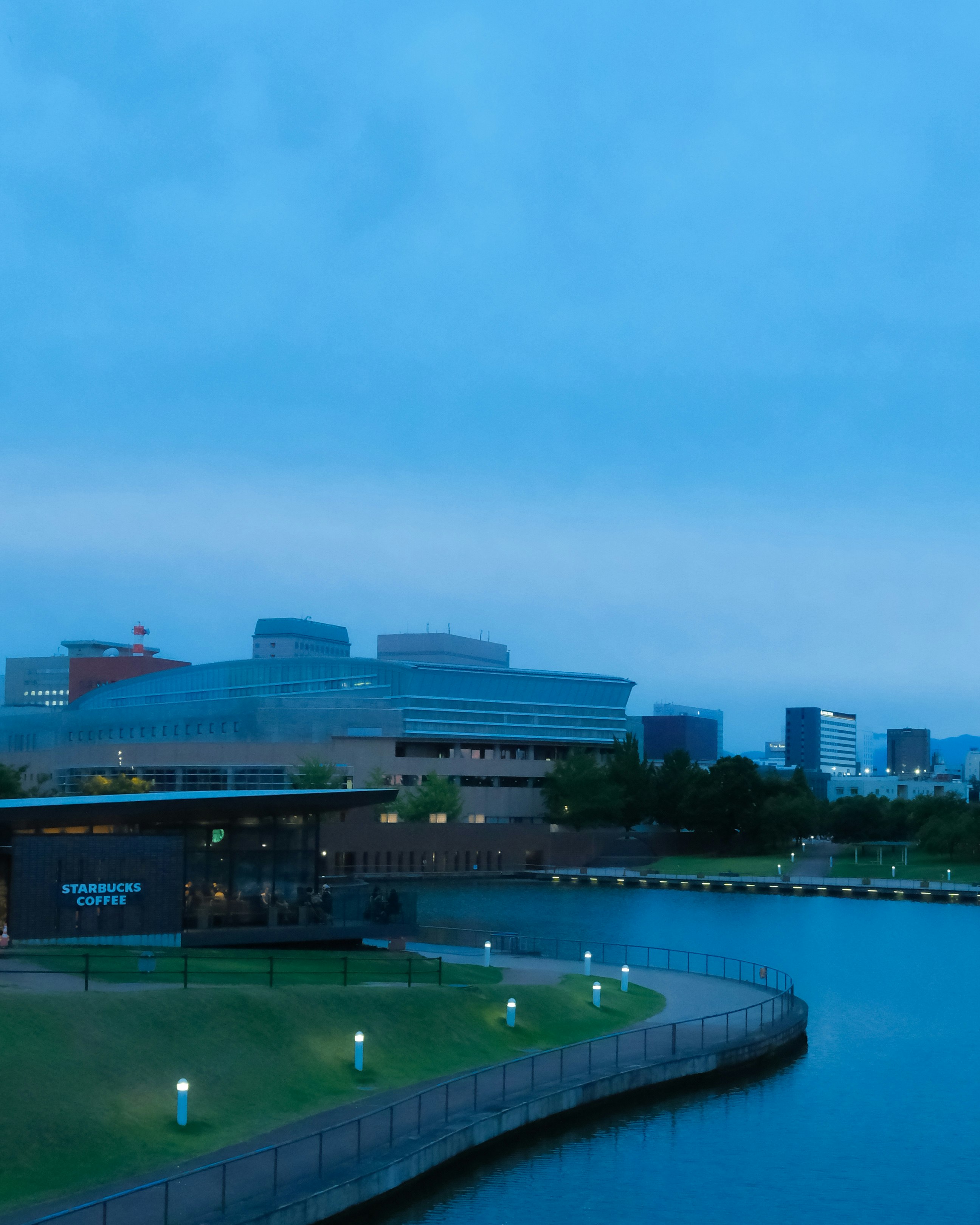 水辺に面した近代的な建物と夜景の光