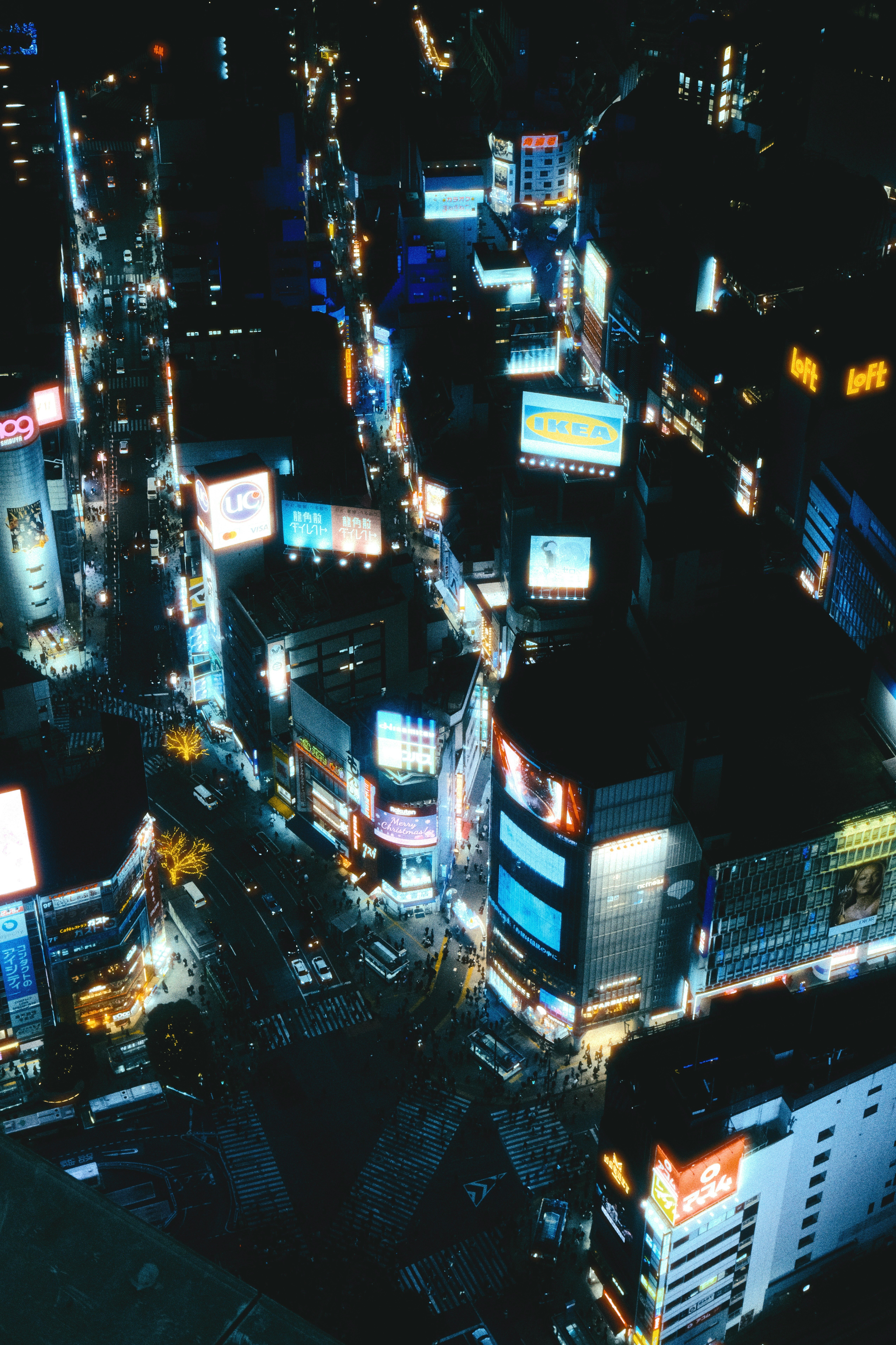 夜の高層ビル街を見下ろすネオンの都市風景