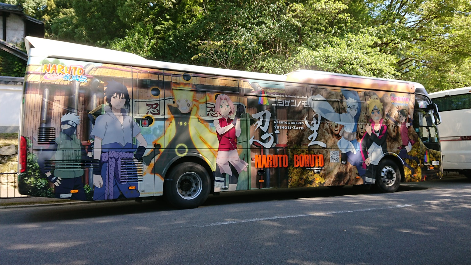 Autobus coloré au style anime garé dans un cadre pittoresque