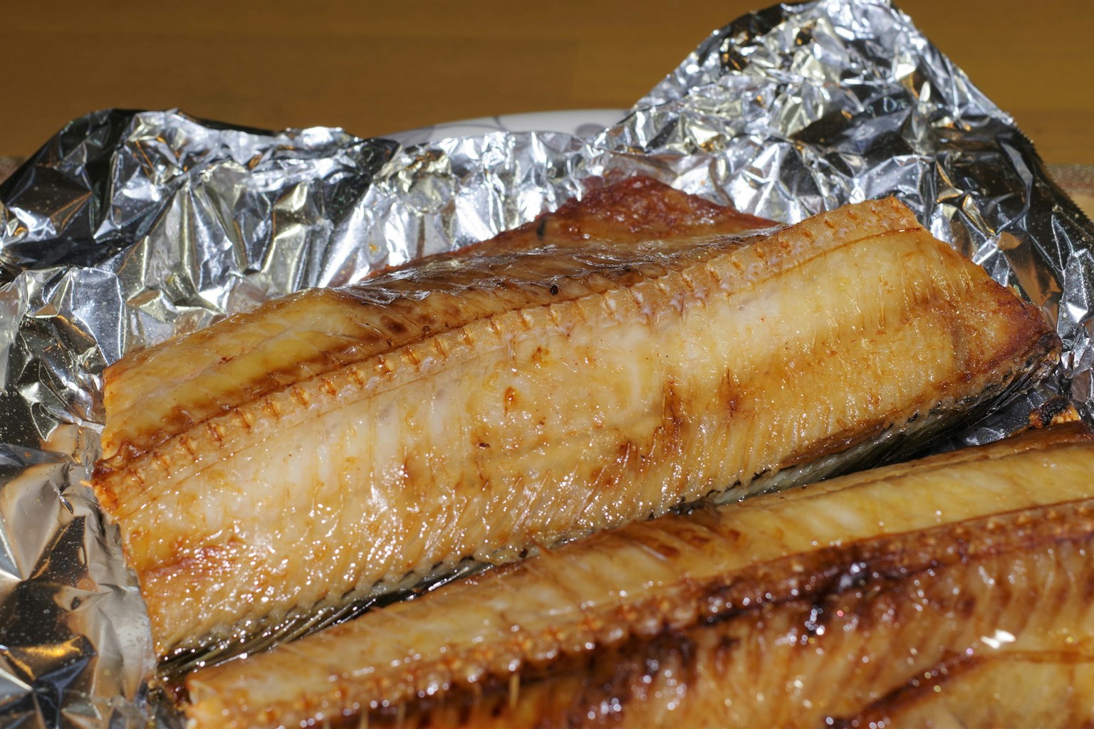 Filets de poisson grillés placés sur du papier aluminium