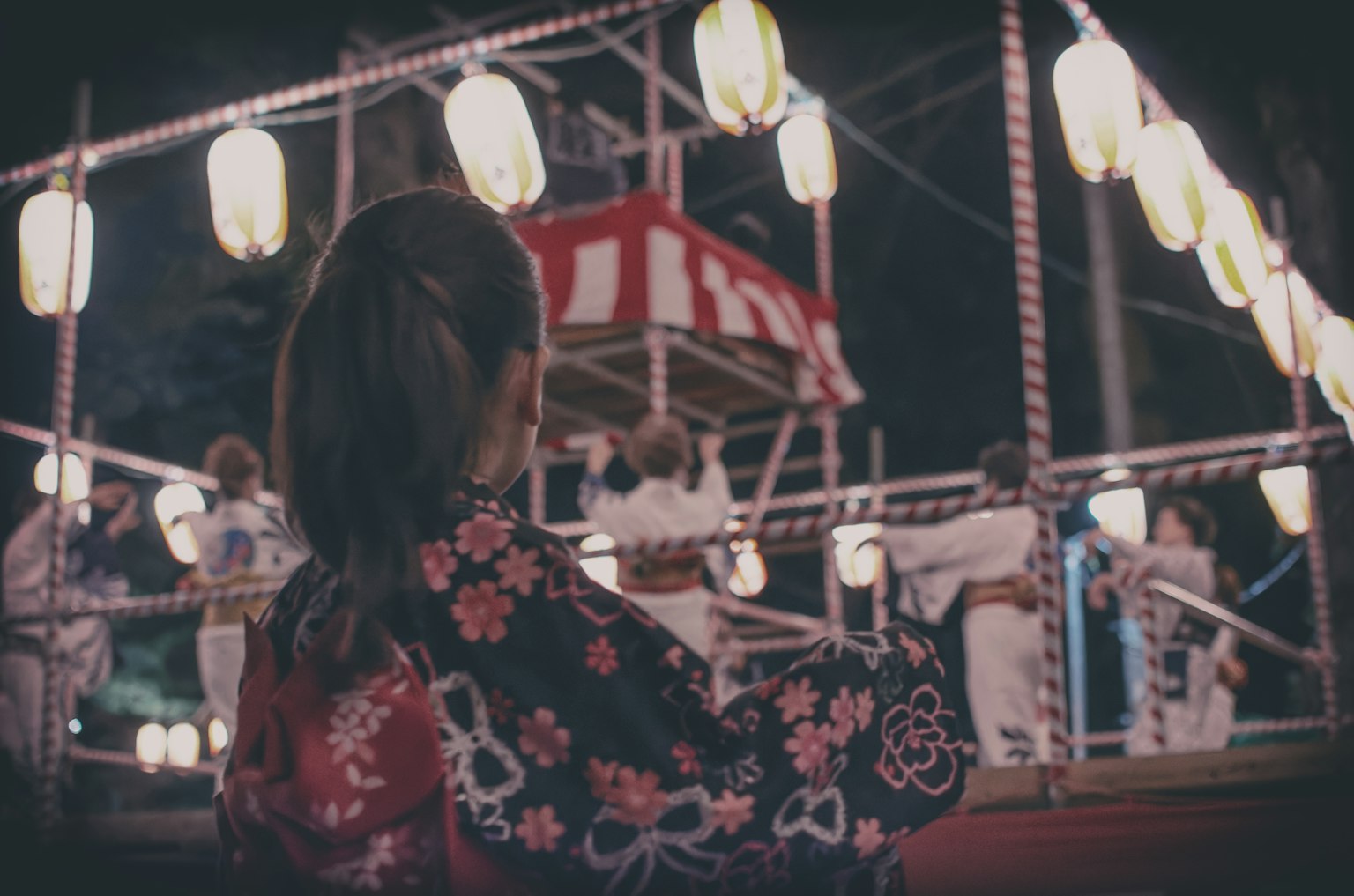 穿著和服的女孩在夜間節日觀看舞蹈