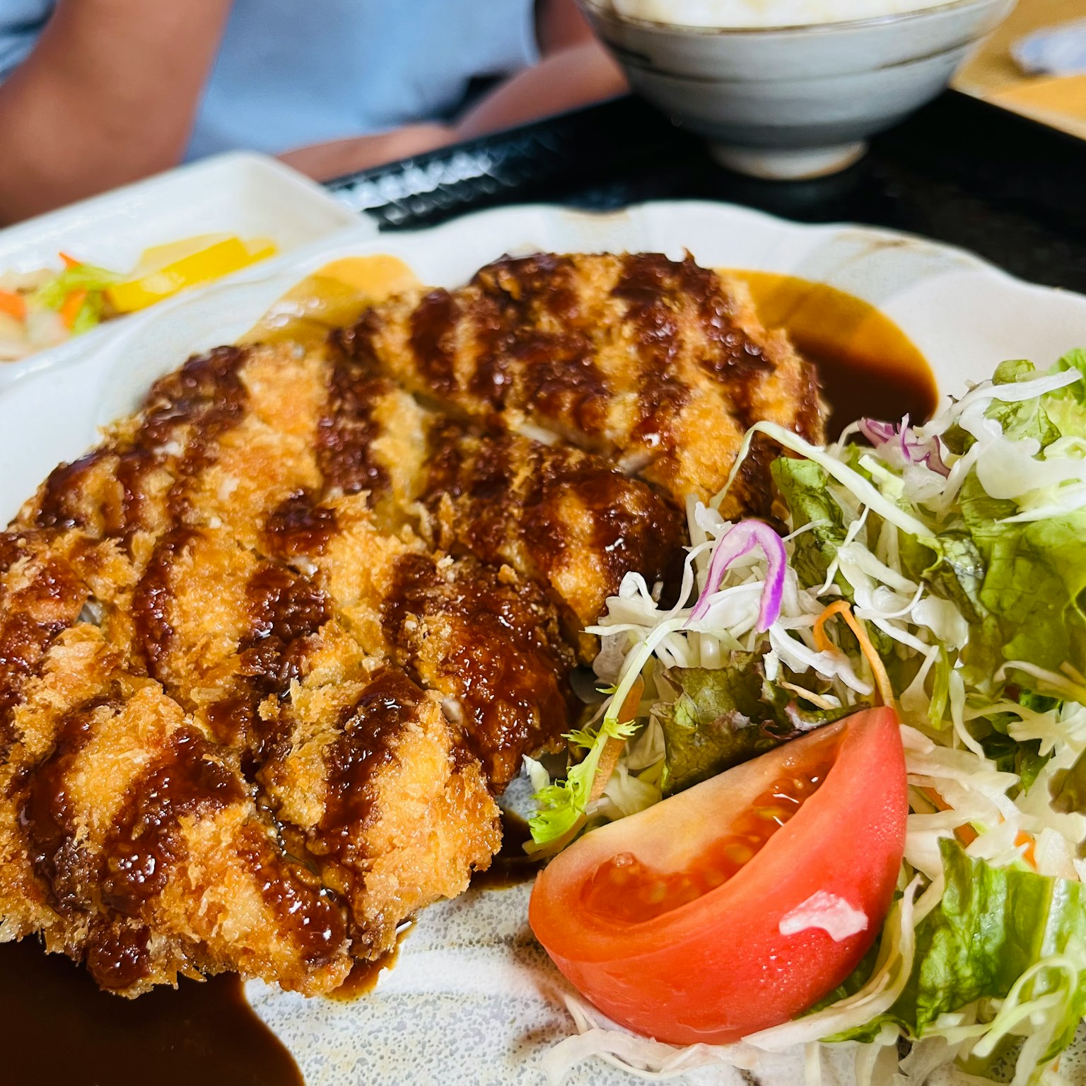 Tonkatsu giòn với salad tươi trên đĩa