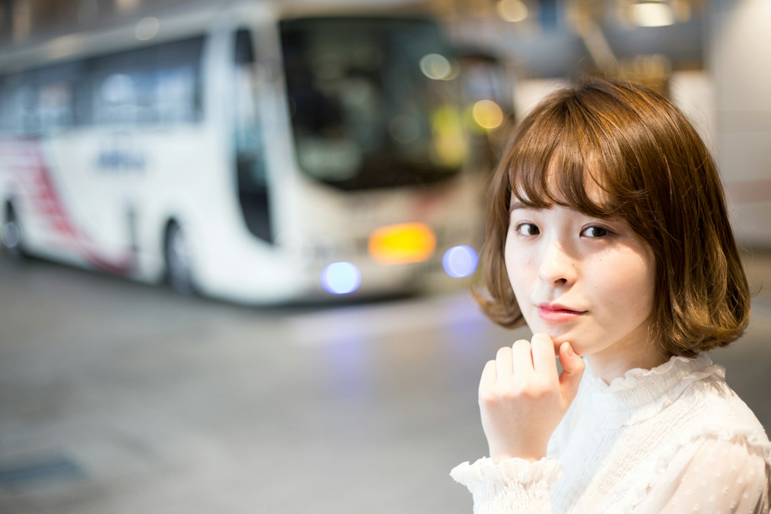 Porträt einer nachdenklichen Frau vor einem Bus