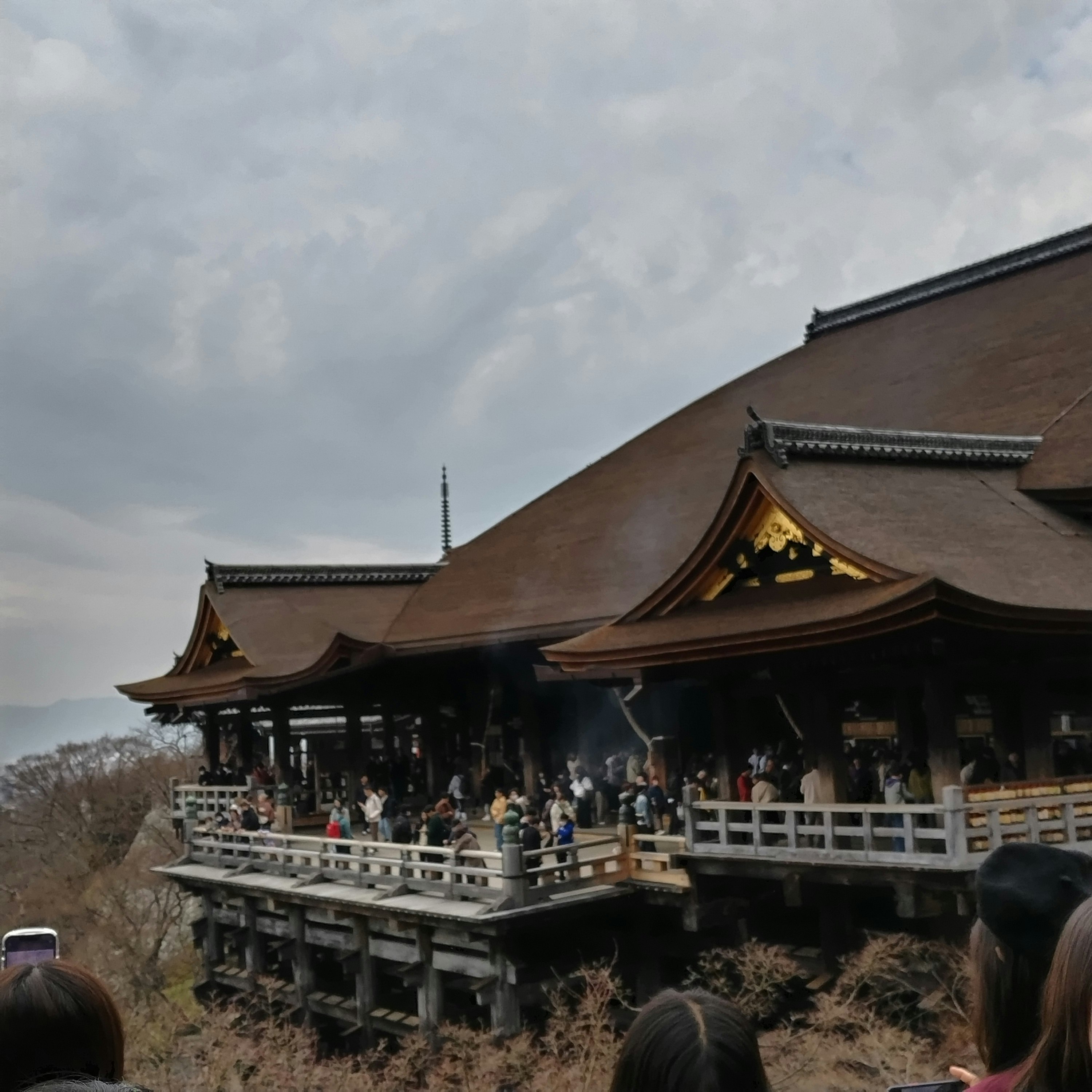 屋根付きの舞台と人々が集う寺院の縁側