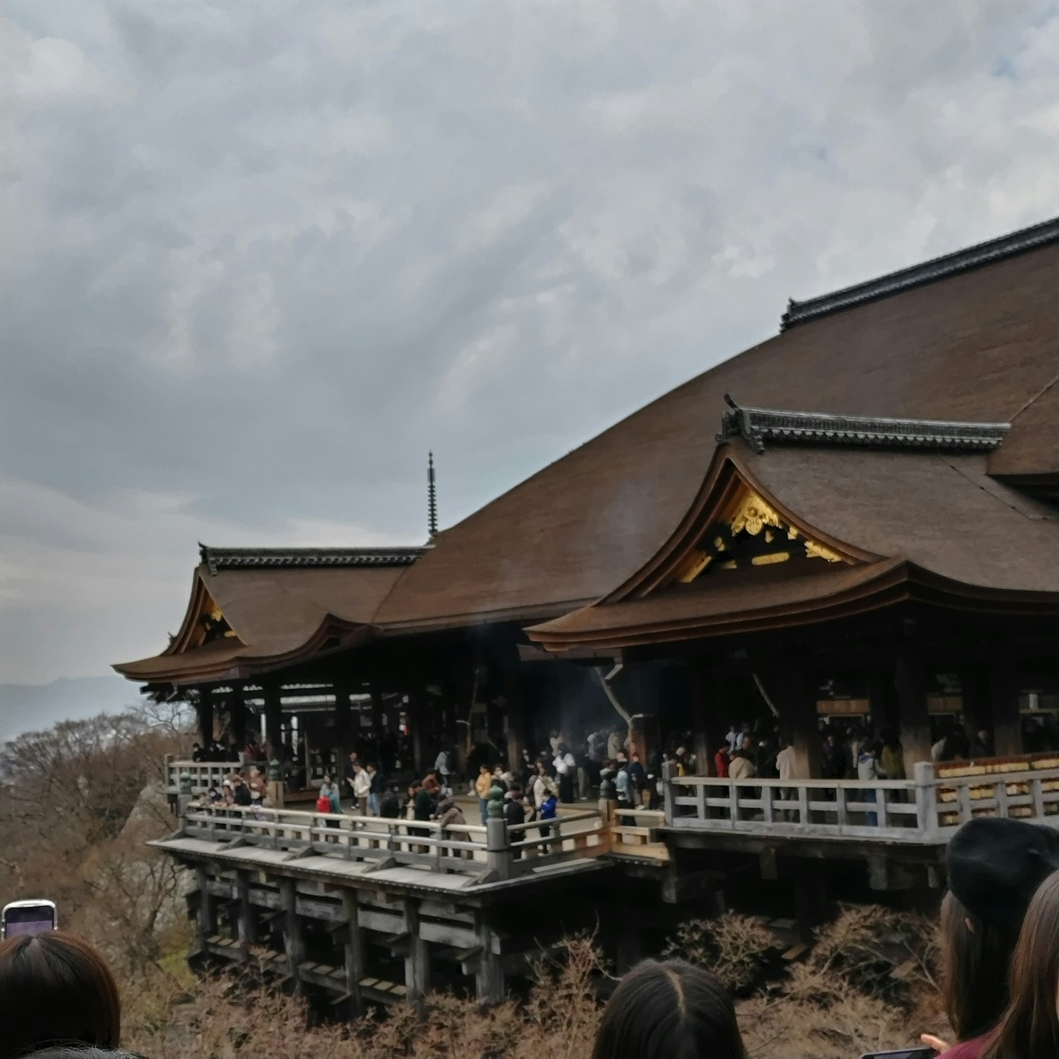 清水寺的壯觀木結構建築和遊客人群