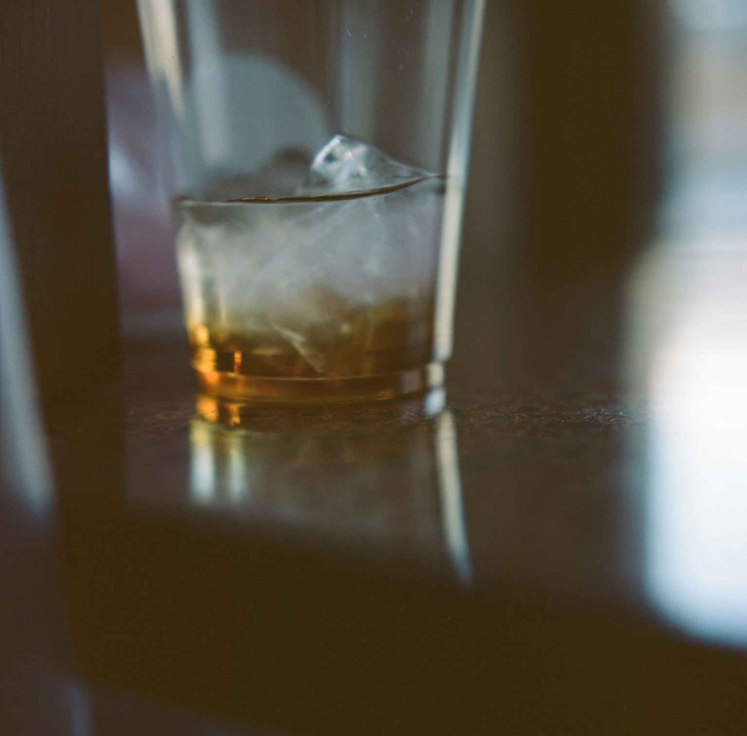 Nahaufnahme eines Whiskyglases mit Eis