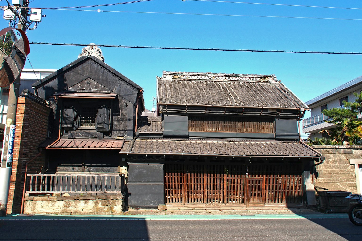 Exterior de una casa japonesa tradicional con estructura de madera negra y techo de tejas arquitectura histórica