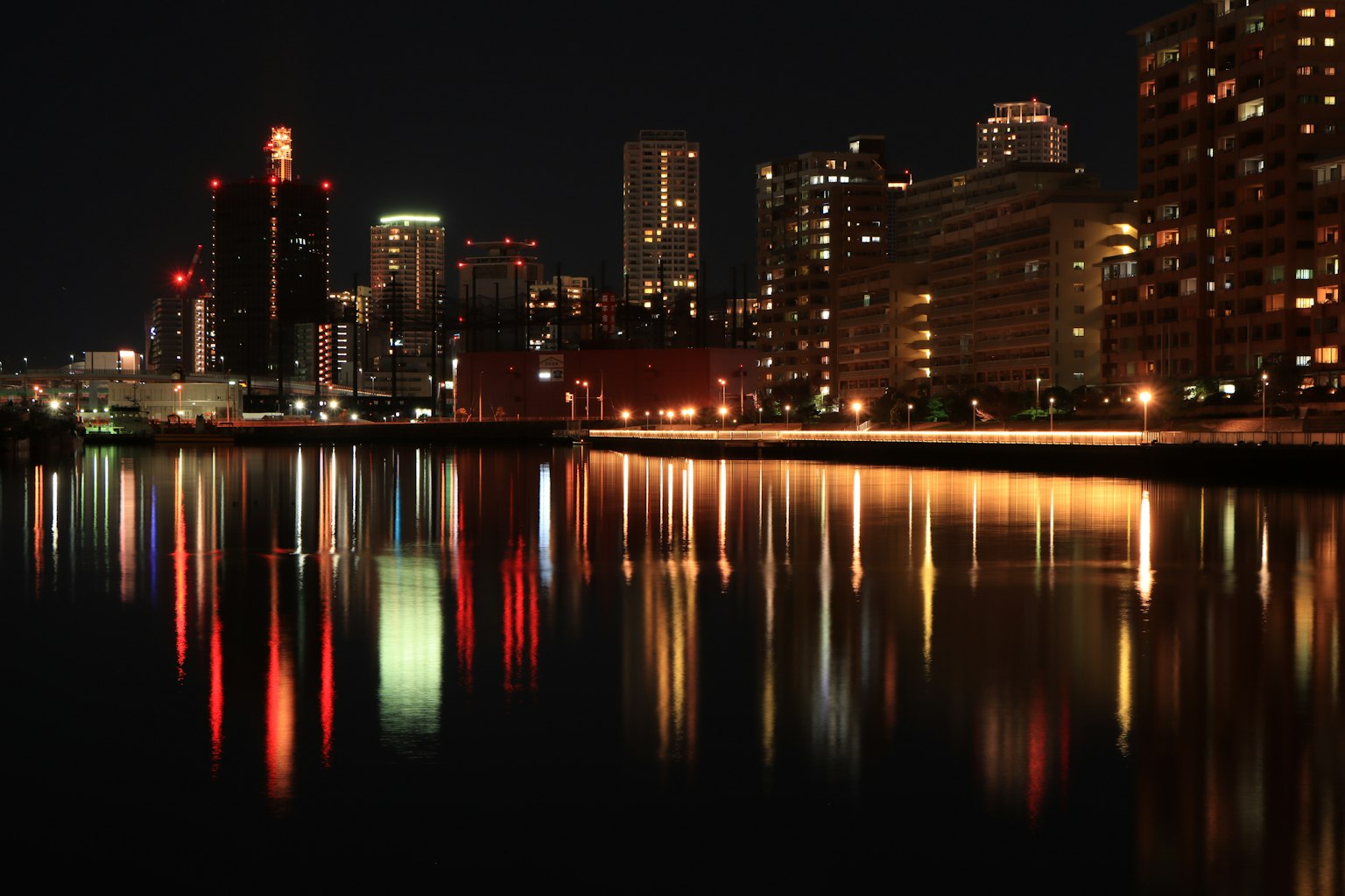 夜晚城市天際線在水面上的美麗倒影