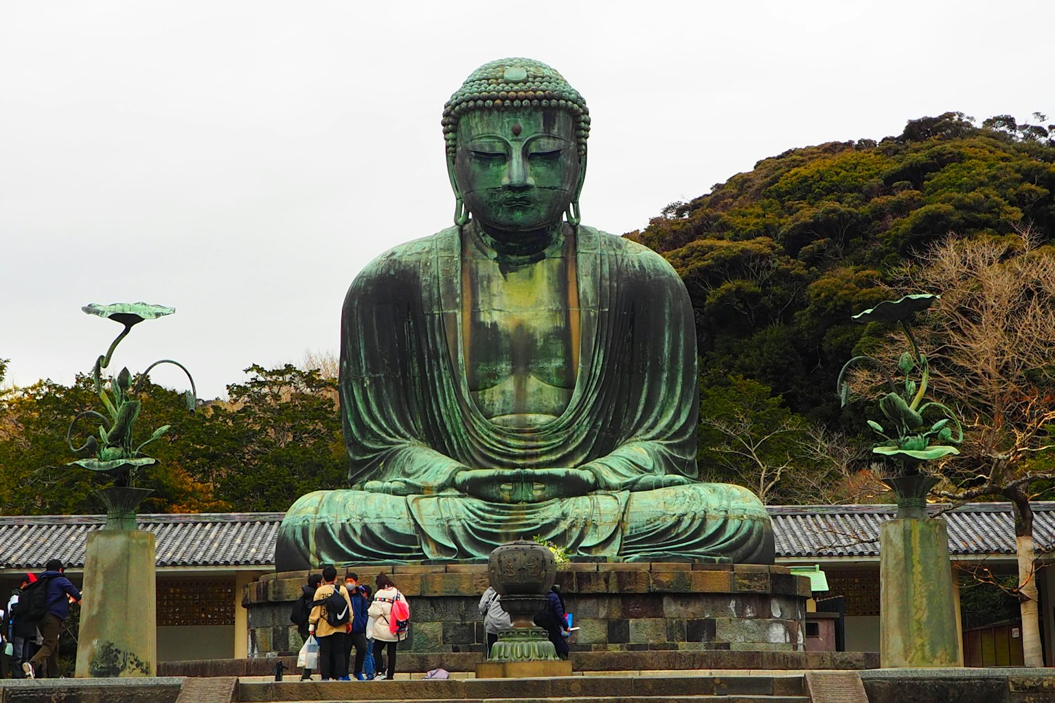 镰仓大佛和前面的游客