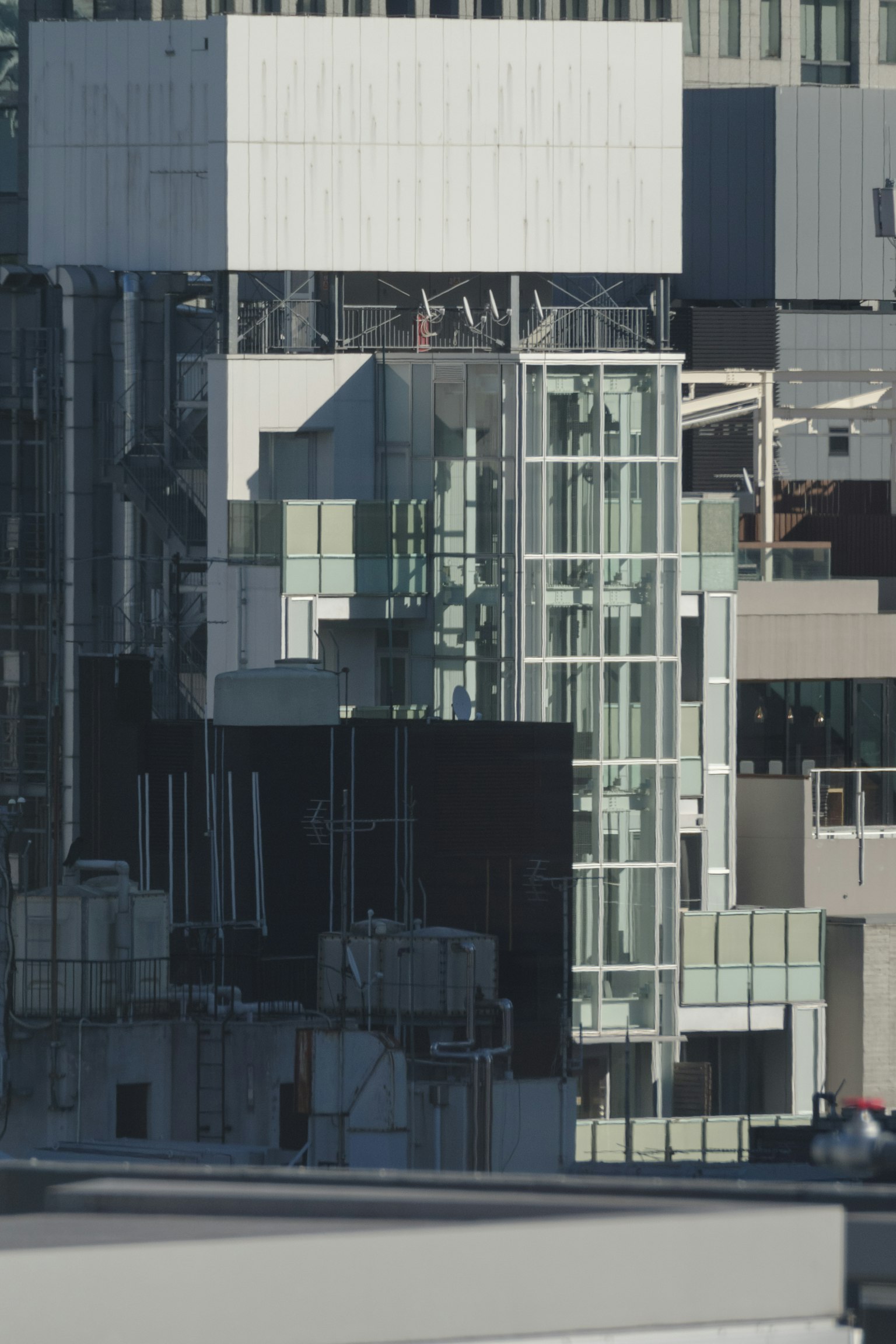 Image montrant une façade complexe de bâtiments modernes