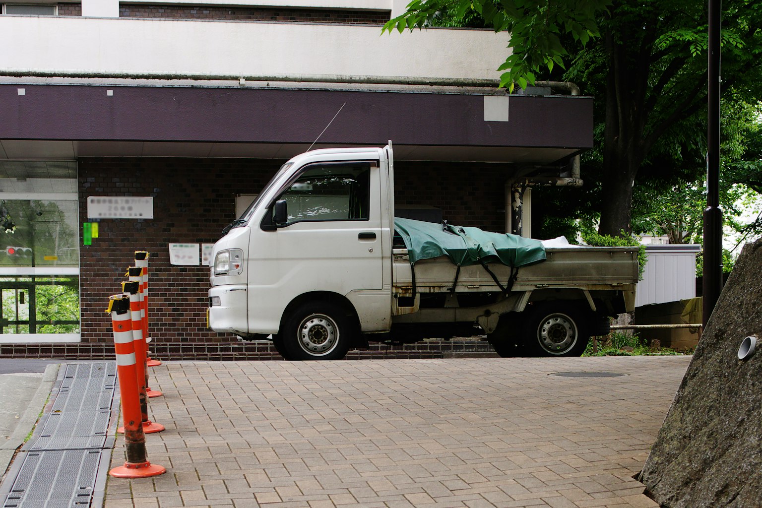 Un camion blanc garé à côté d'un chemin pavé