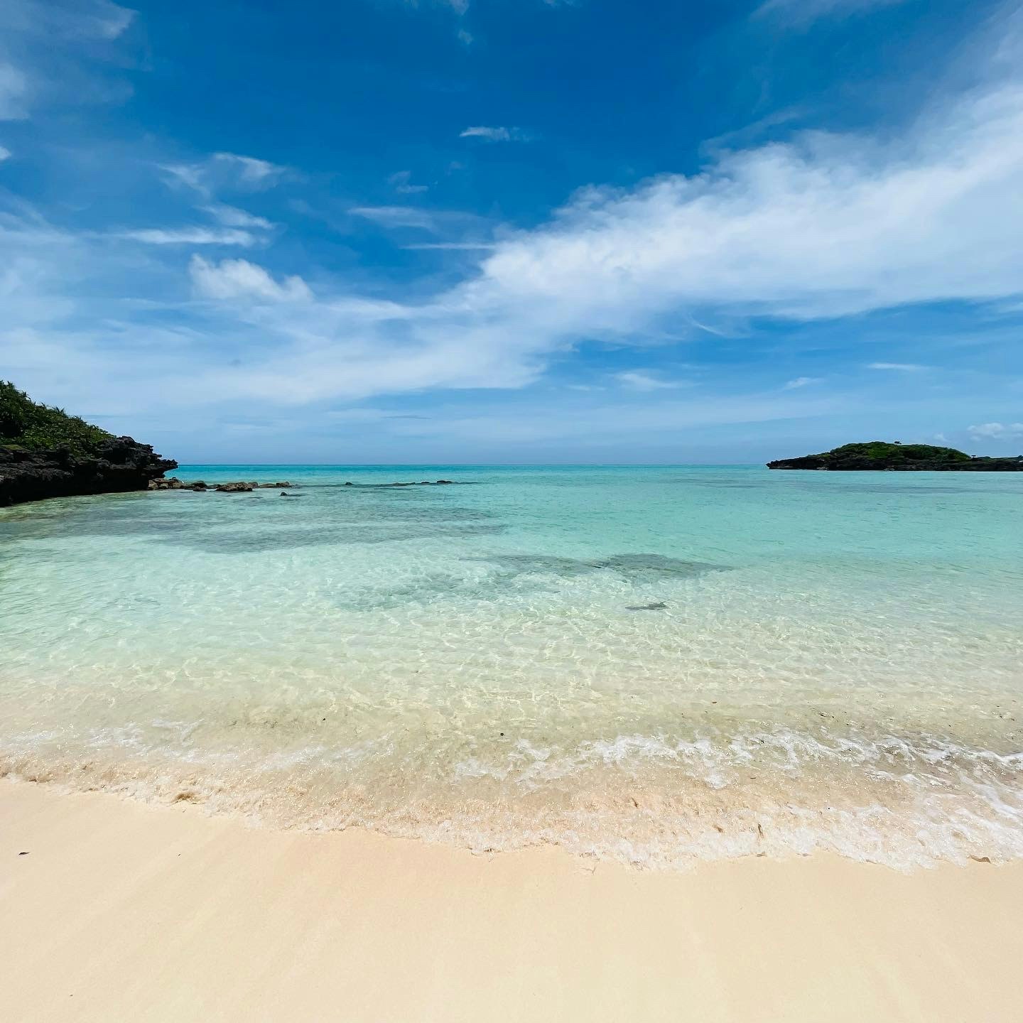 白い砂浜と穏やかな海が広がる海岸の風景