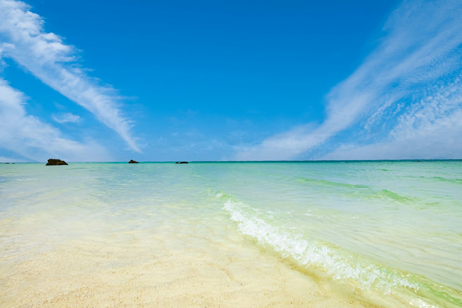 Cảnh bãi biển với bầu trời xanh và nước trong xanh rõ ràng