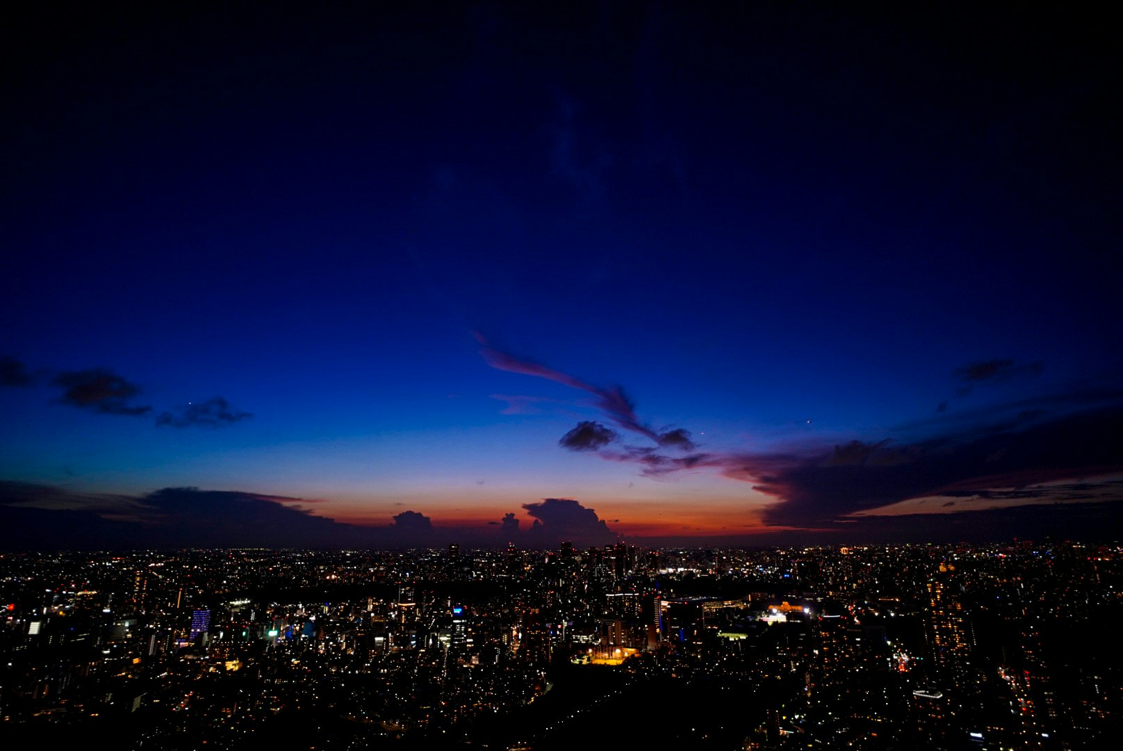 夜景の広がる街並みと青い空の夕焼け