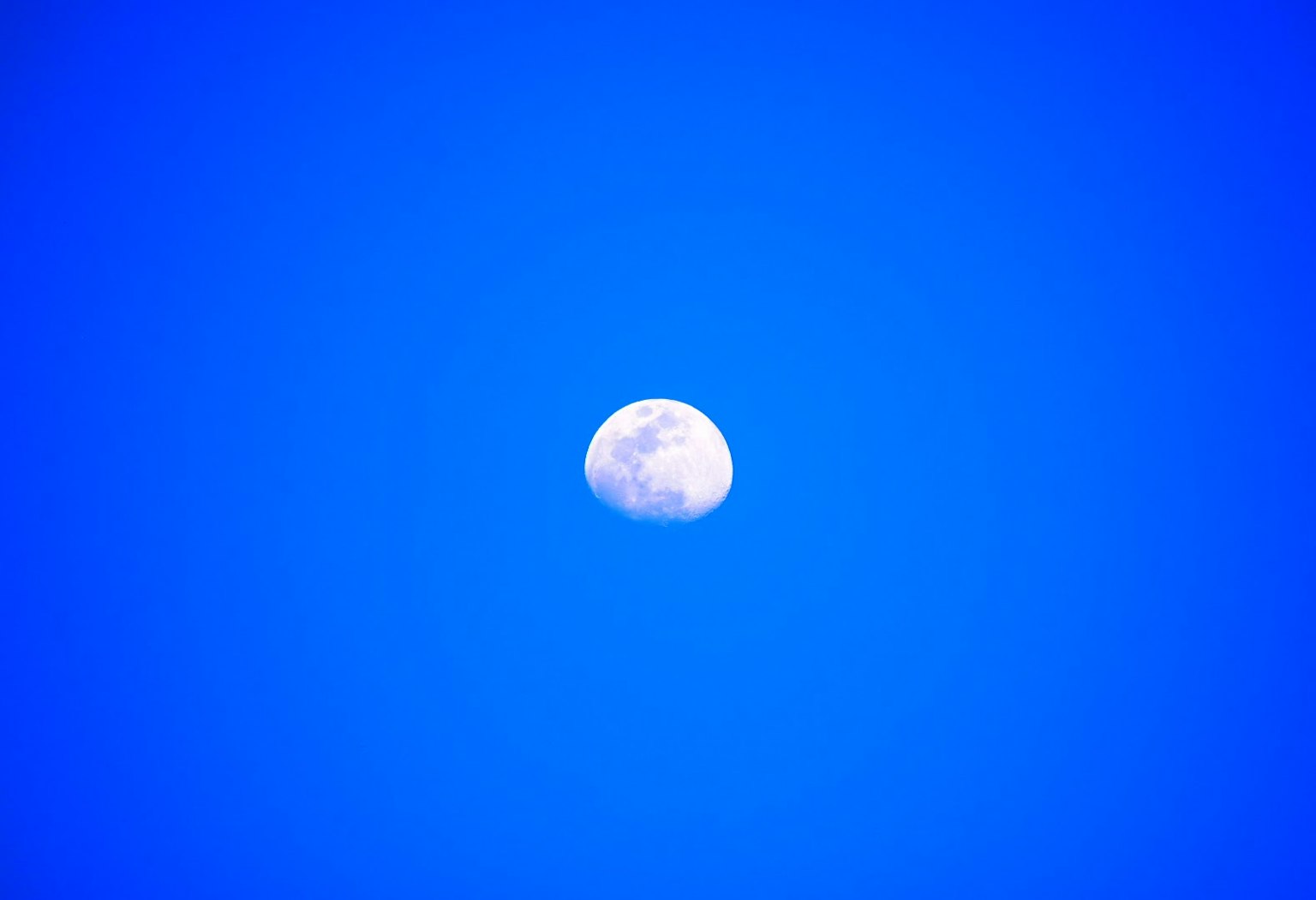 Lune brillante dans un ciel bleu clair