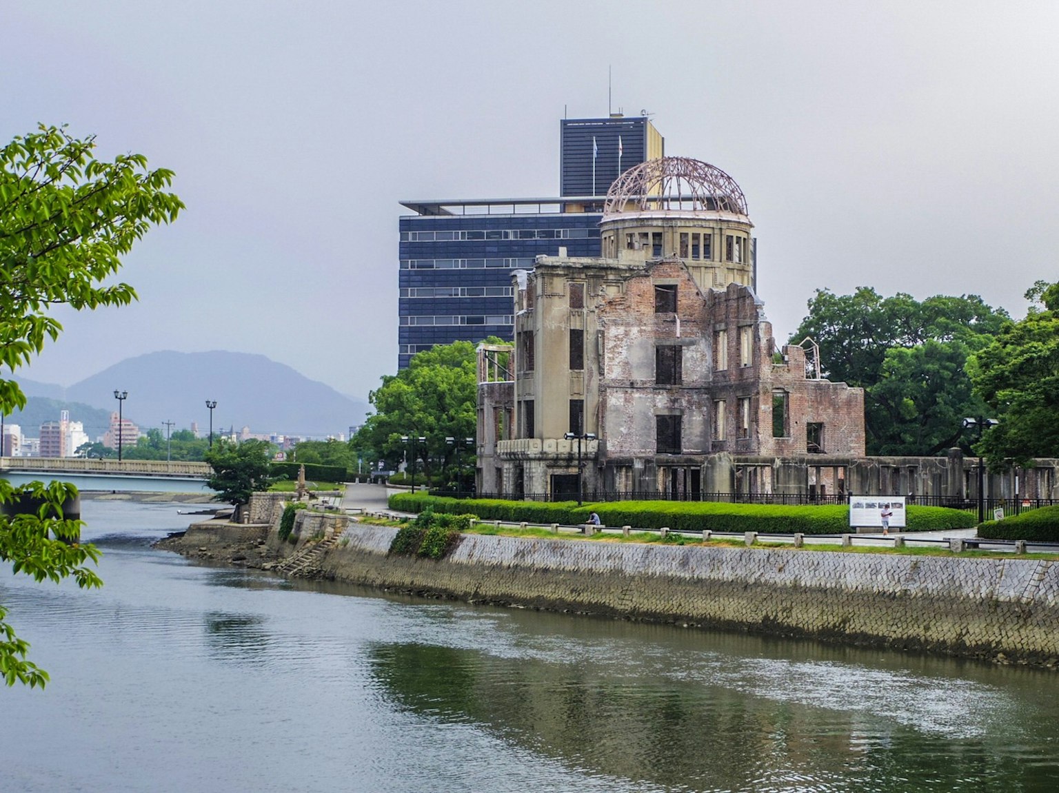 Pemandangan indah di tepi sungai dekat Monumen Perdamaian Hiroshima
