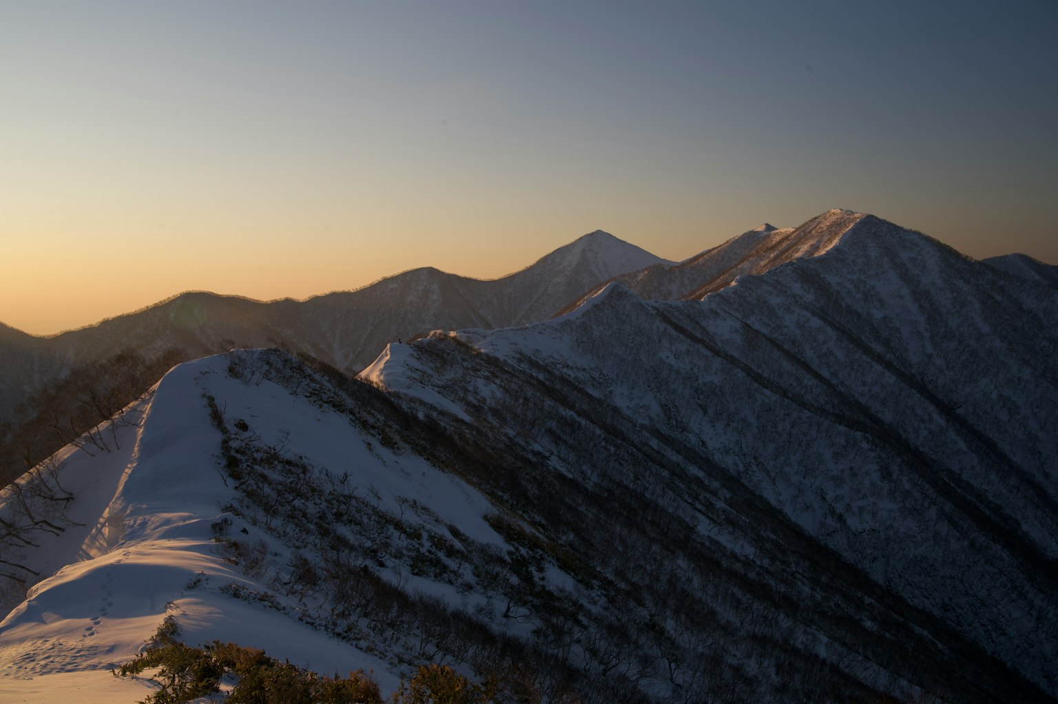 Montañas nevadas con vista al atardecer