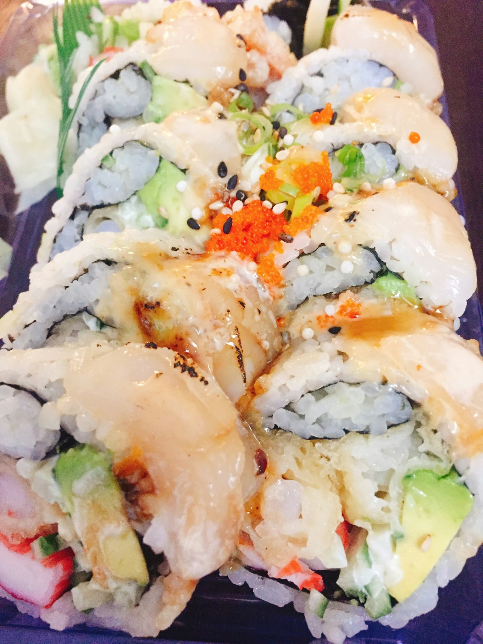 Variedad de rollos de sushi rellenos de ingredientes coloridos
