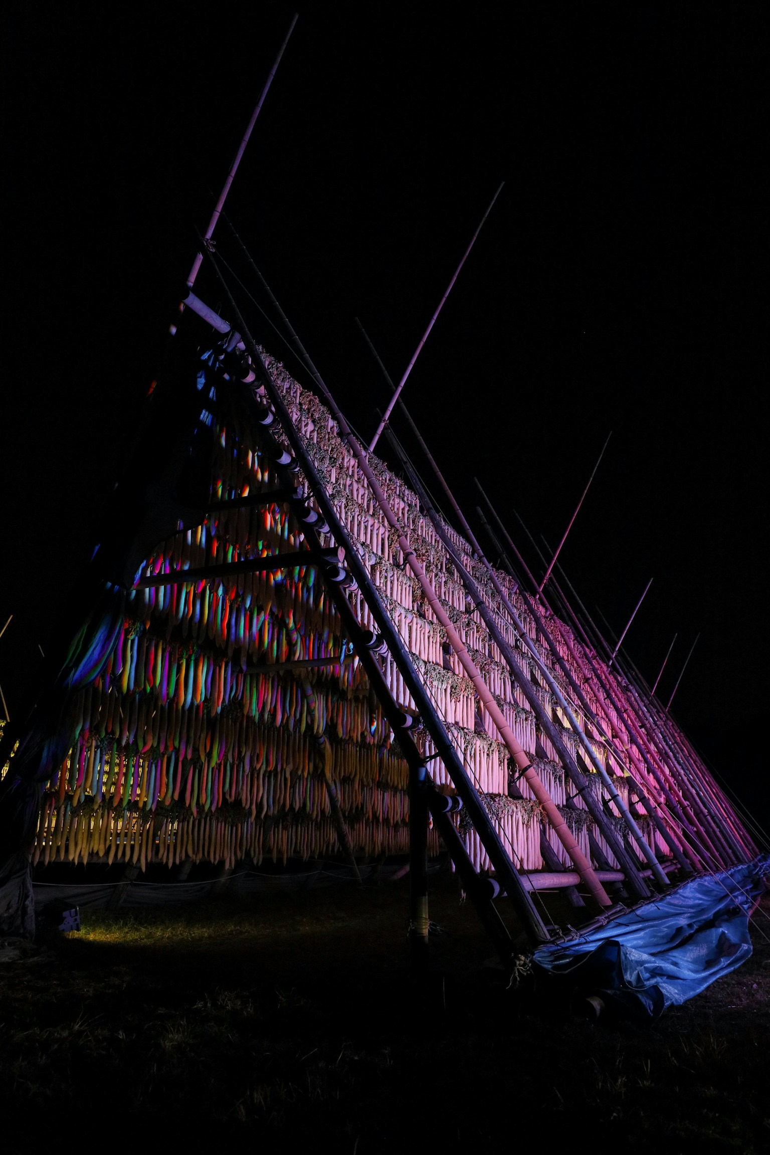 夜間照亮的傳統建築，裝飾有五彩繽紛的裝飾