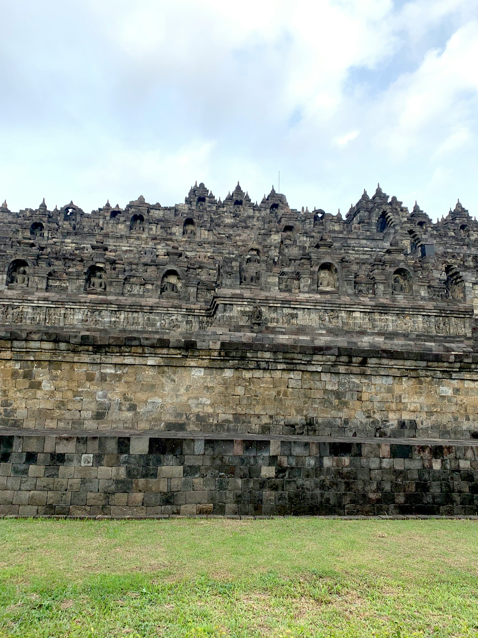 Vue des murs en pierre et des décorations du temple de Borobudur