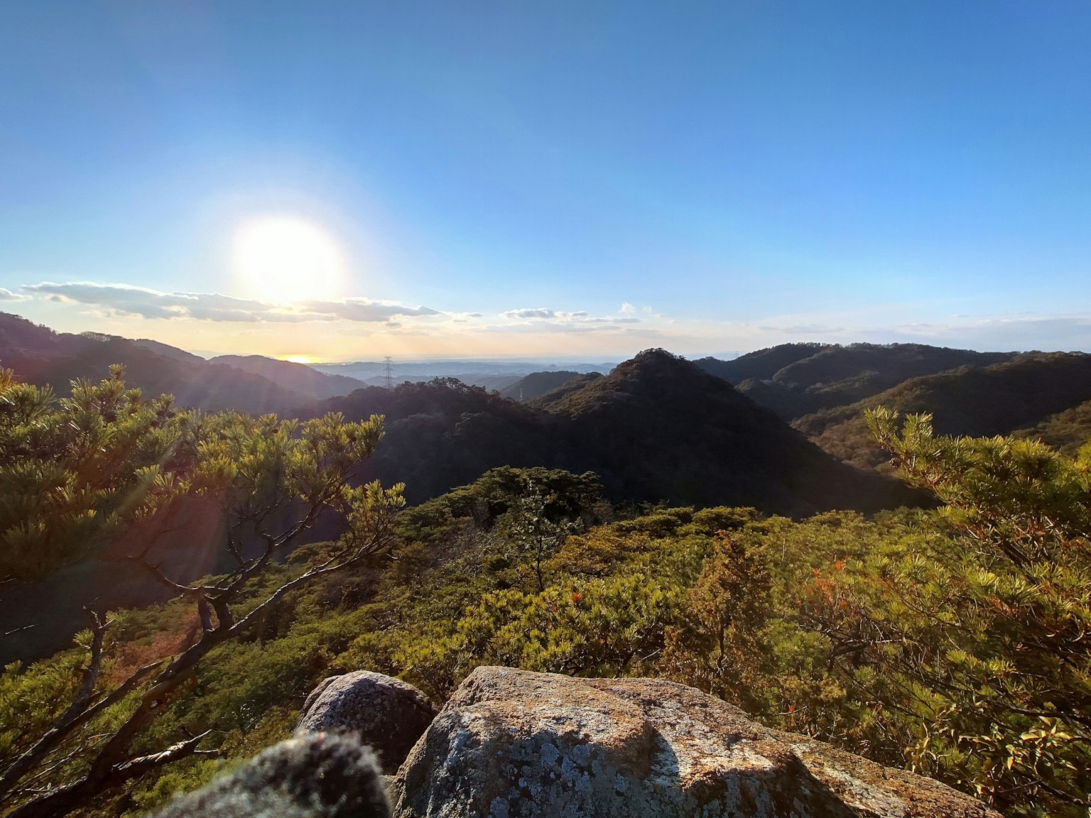 Vista panoramica delle montagne sotto un cielo blu al tramonto