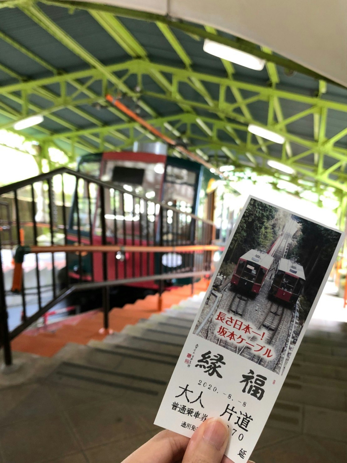 階段の手すり前で掲げられた鉄道パンフレットのある展示空間