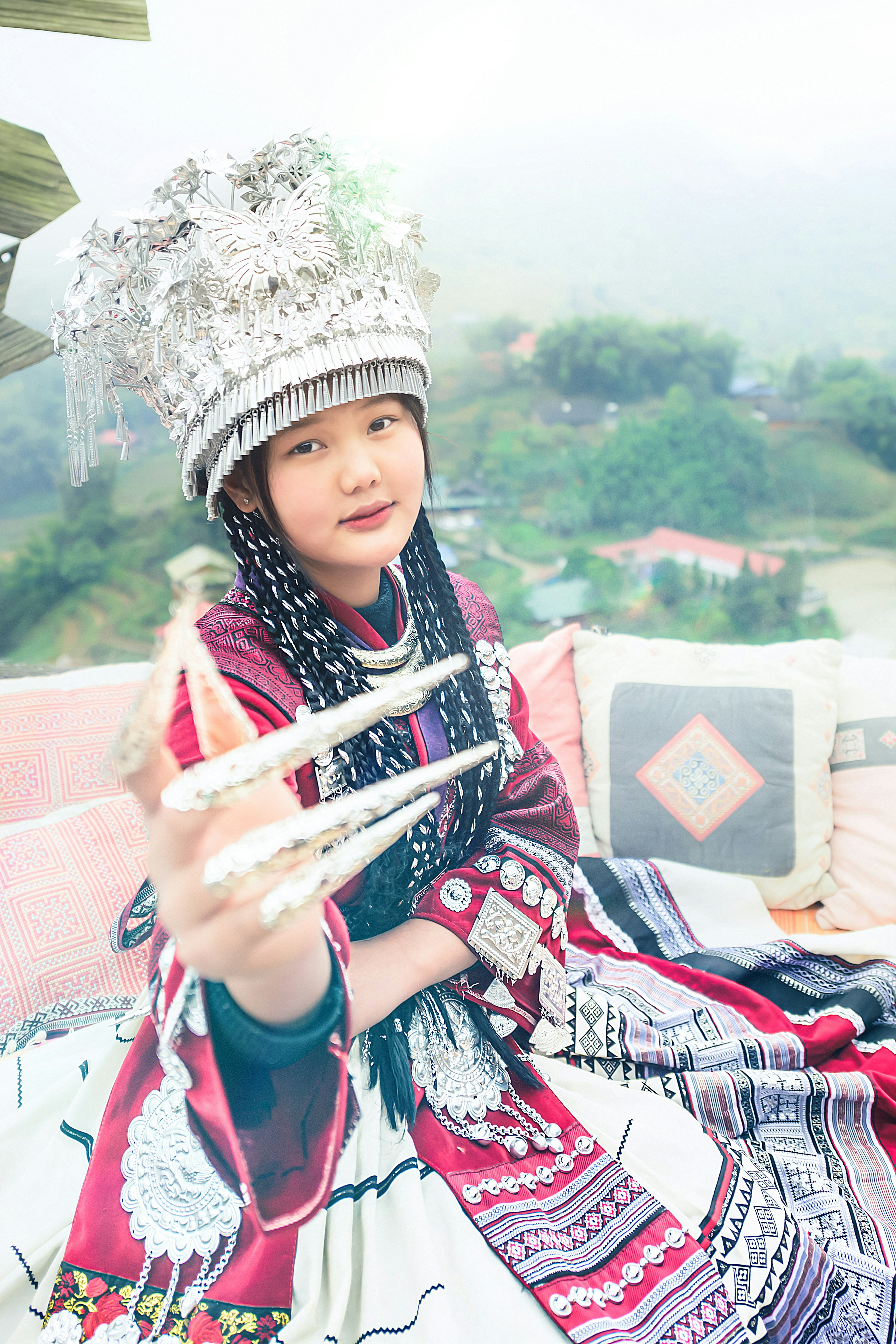 ベトナムの山岳地帯で民族衣装を着たモン族女性のポートレート