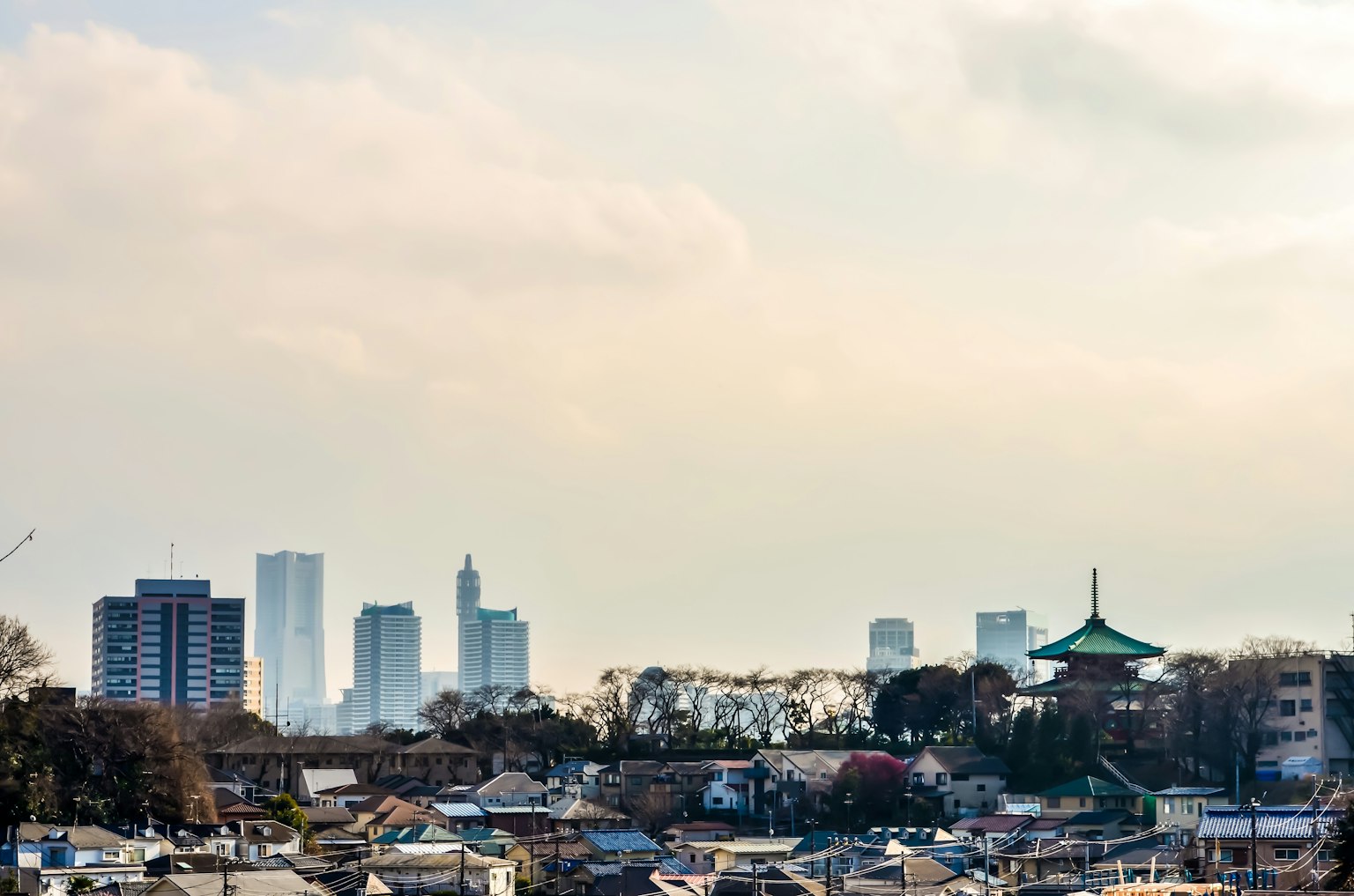 Silhouette de una ciudad con un templo en primer plano