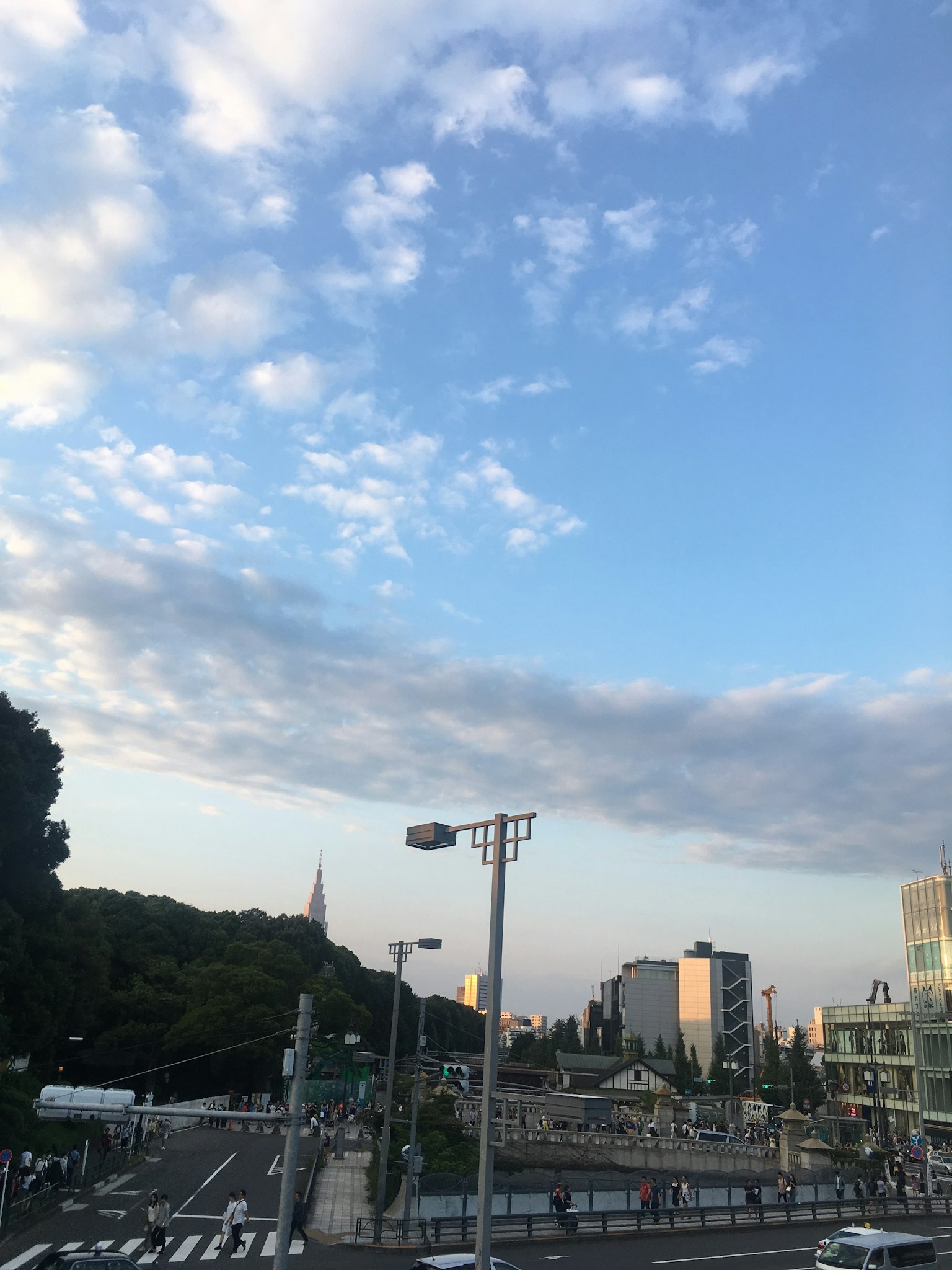 ทิวทัศน์โตเกียวที่มีท้องฟ้าสีฟ้าและเมฆ