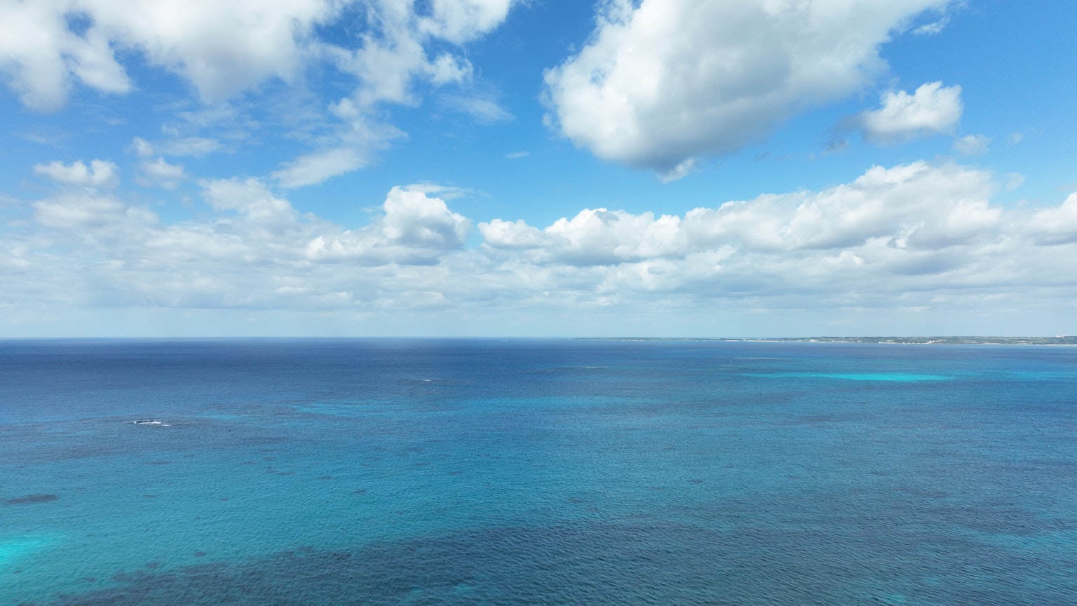 Paysage marin magnifique avec océan bleu et nuages blancs