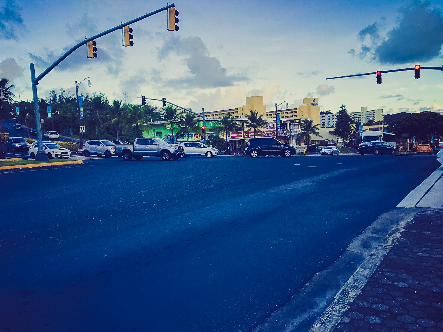 สี่แยกที่มีสัญญาณไฟจราจรและรถยนต์ที่เคลื่อนที่