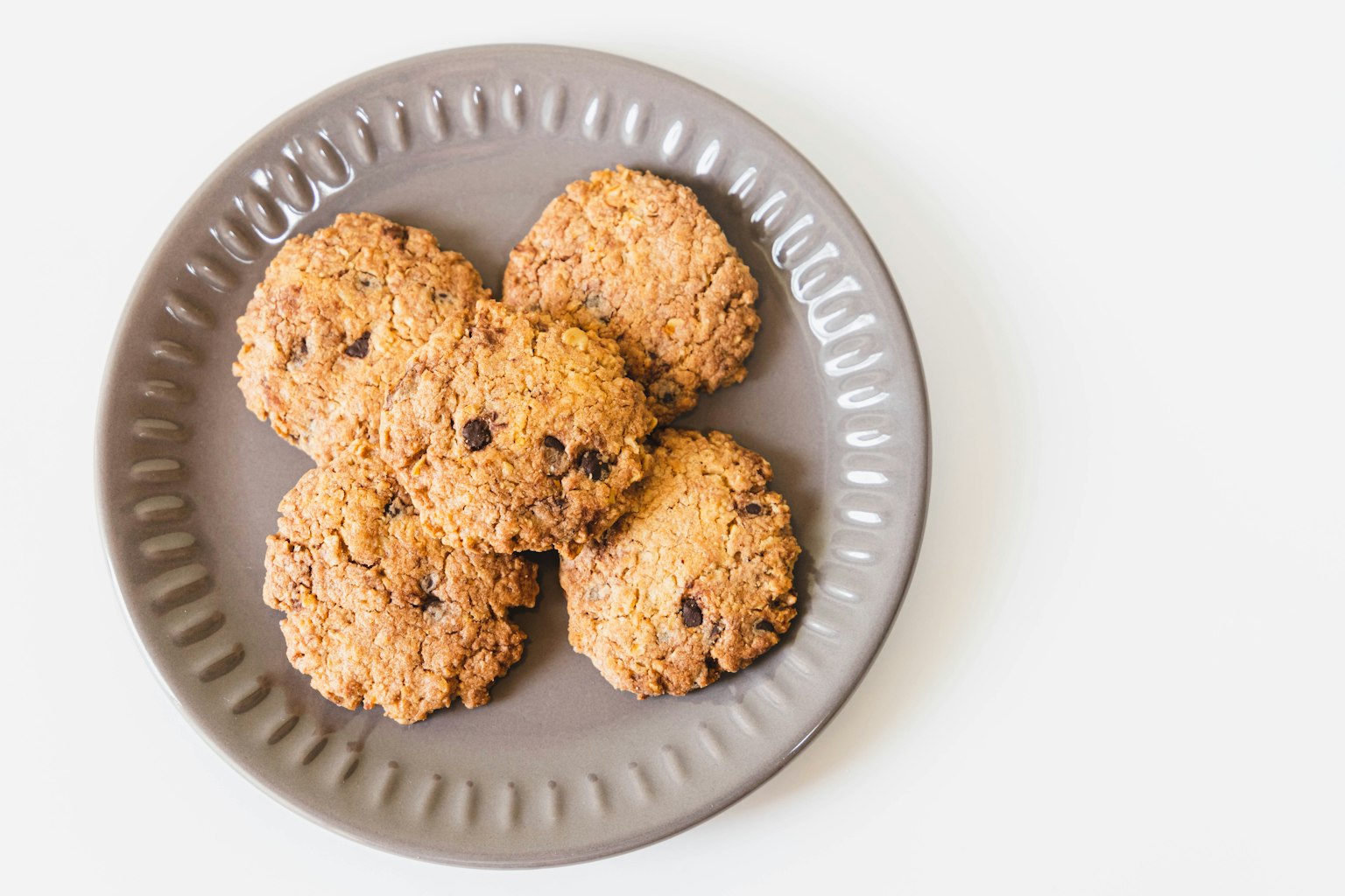Biscuits bruns disposés sur une assiette grise