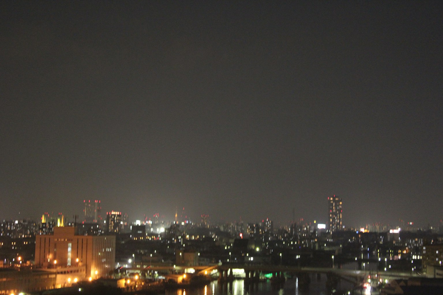 밤 도시 풍경, 밝은 건물의 불빛, 강의 반사