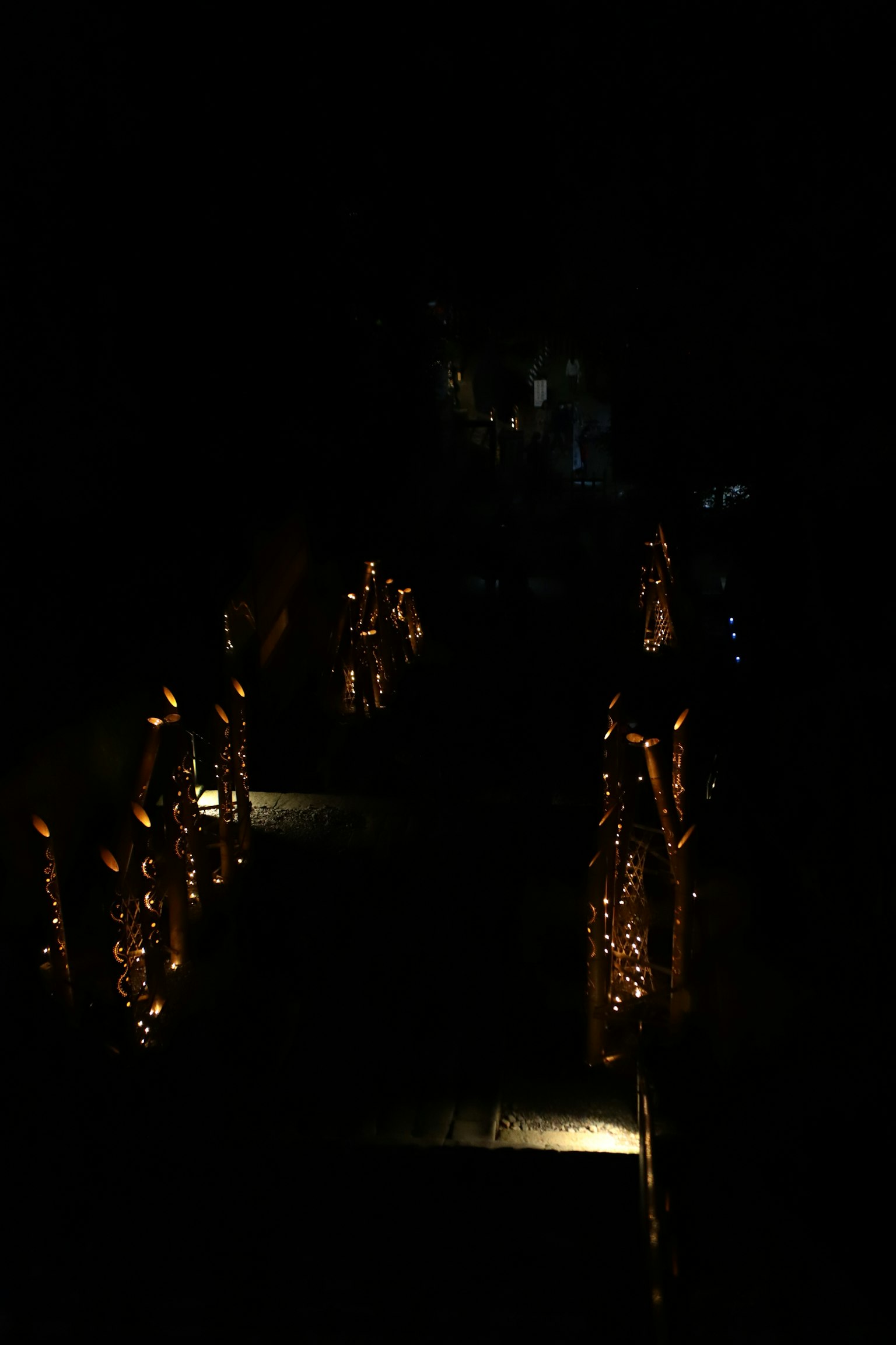 Szene einer Treppe, die in einer dunklen Umgebung mit Lichtern beleuchtet ist