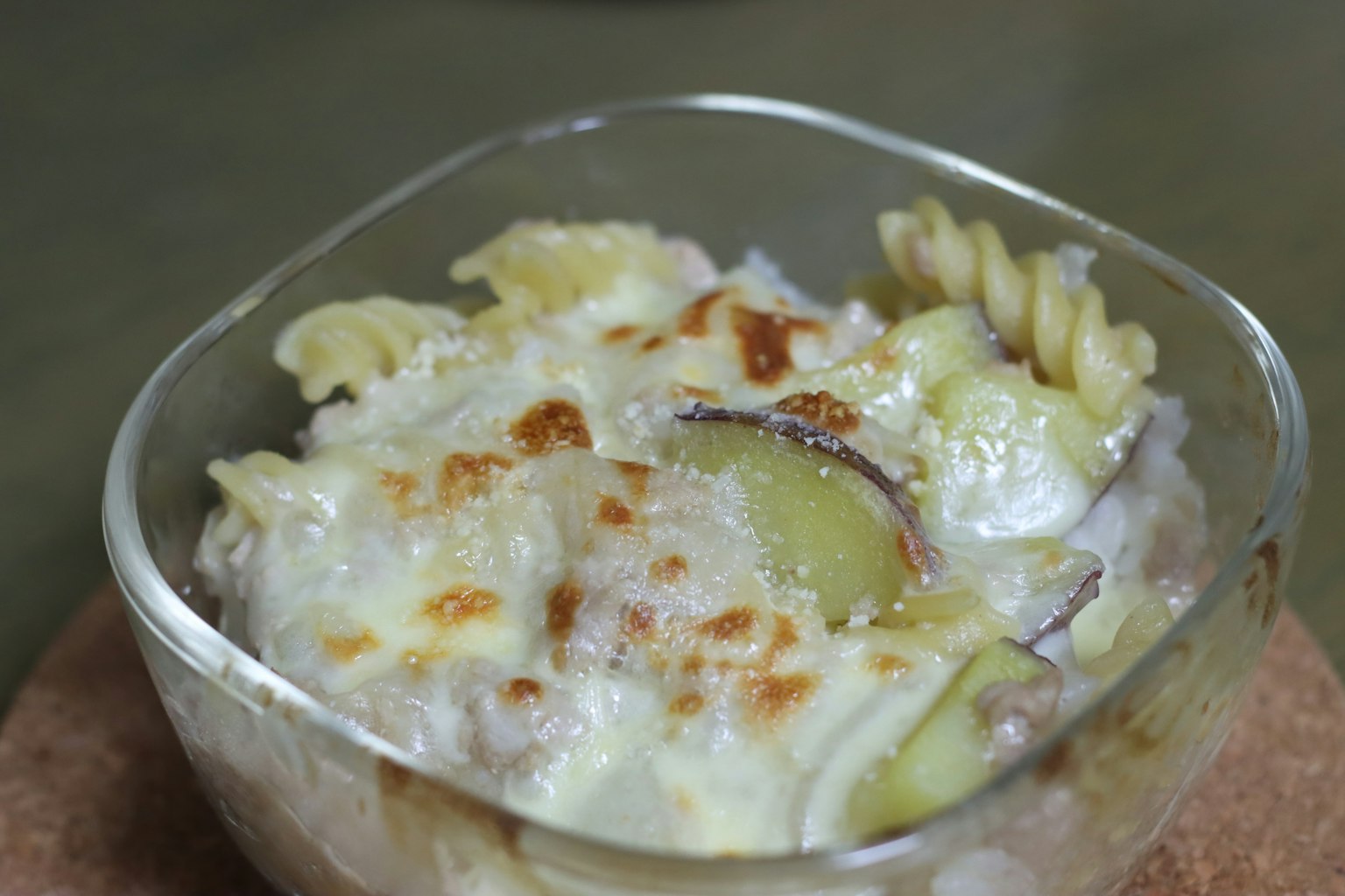 Plato de gratén de pasta cremosa con queso