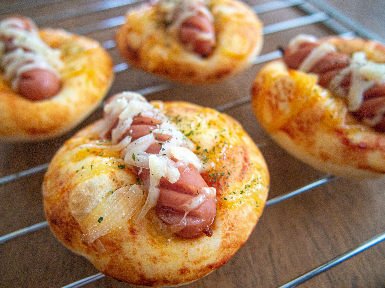 Panini caldi con salsicce su una griglia