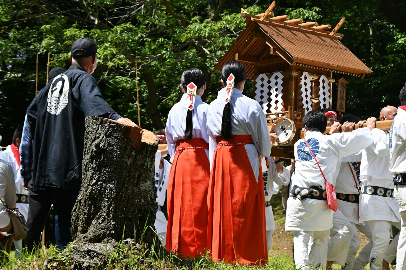 Des personnes en tenue traditionnelle se rassemblent lors d'un festival au sanctuaire