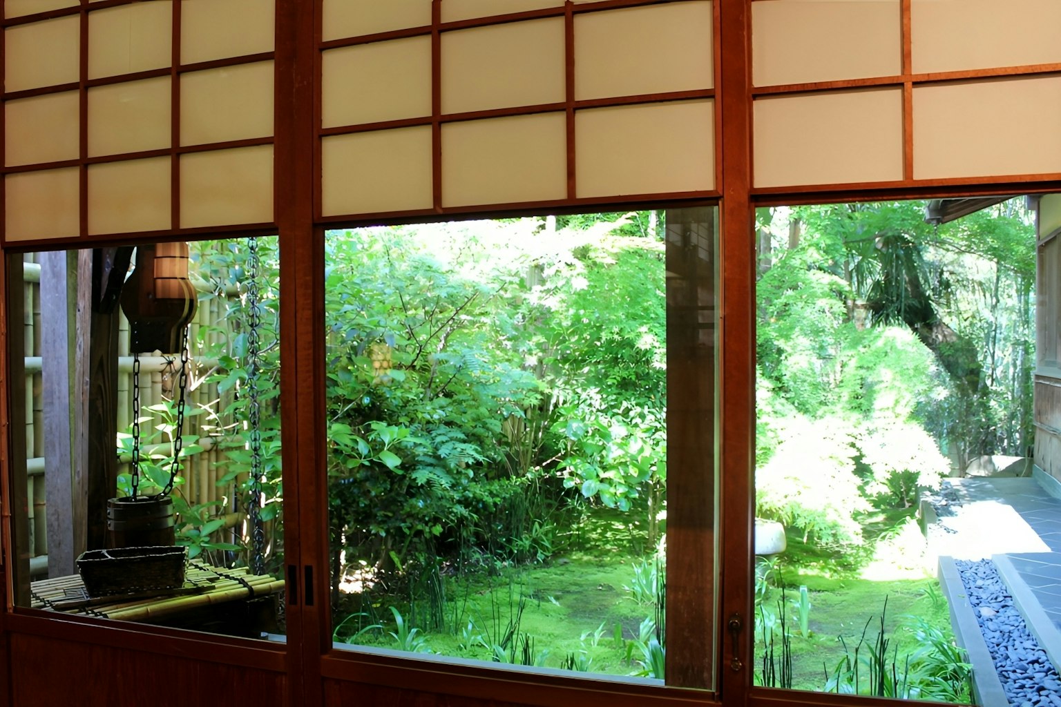 木窗展示郁郁蔥蔥的花園景觀