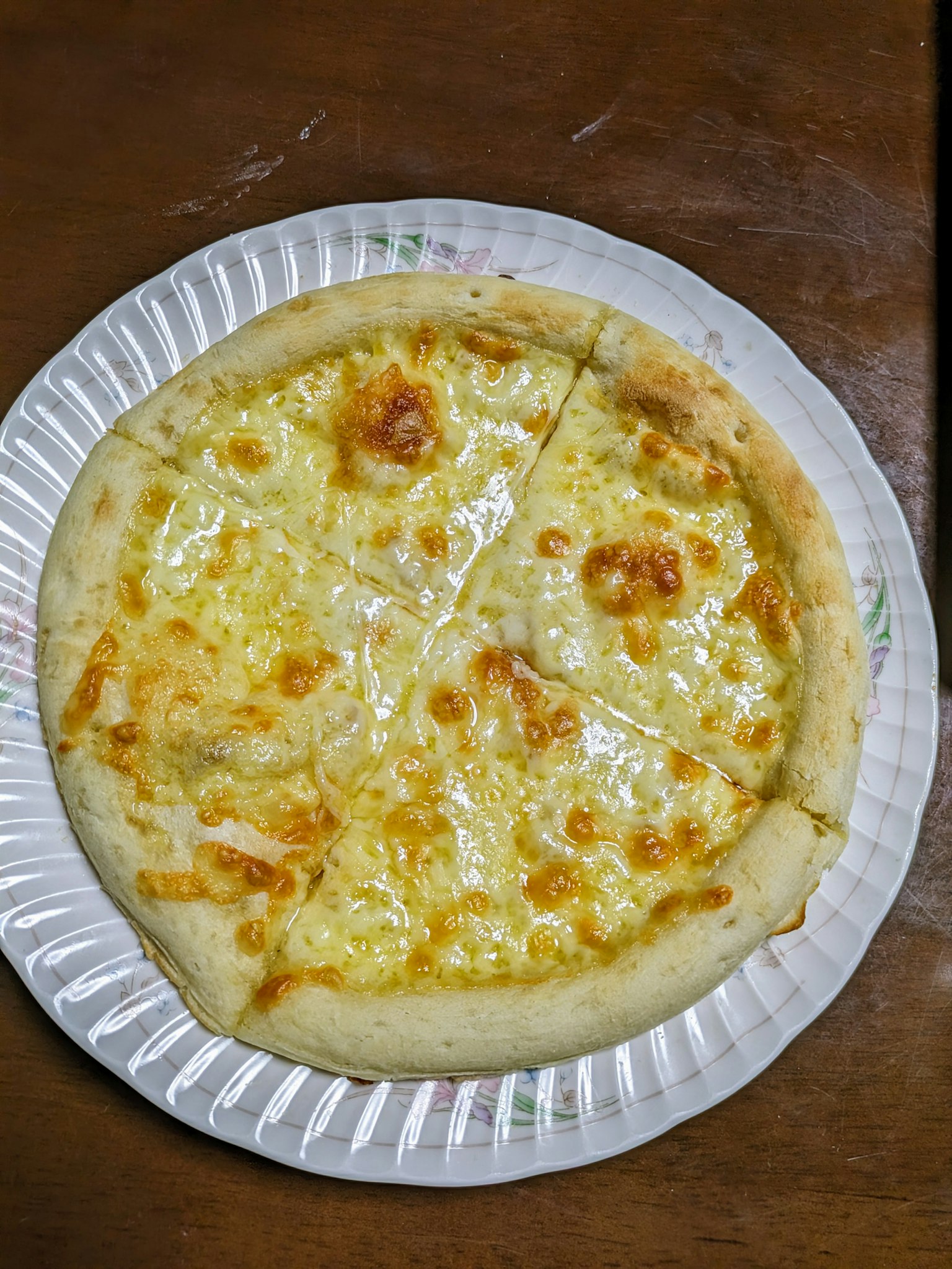 Pizza keju di atas piring