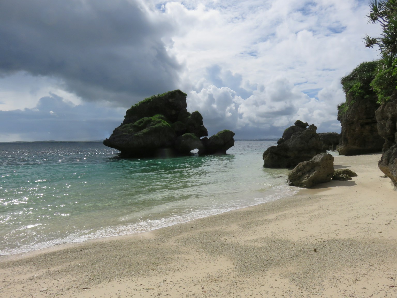 美丽的海滩场景，蓝色的海洋，白色的沙滩和独特的岩石形成