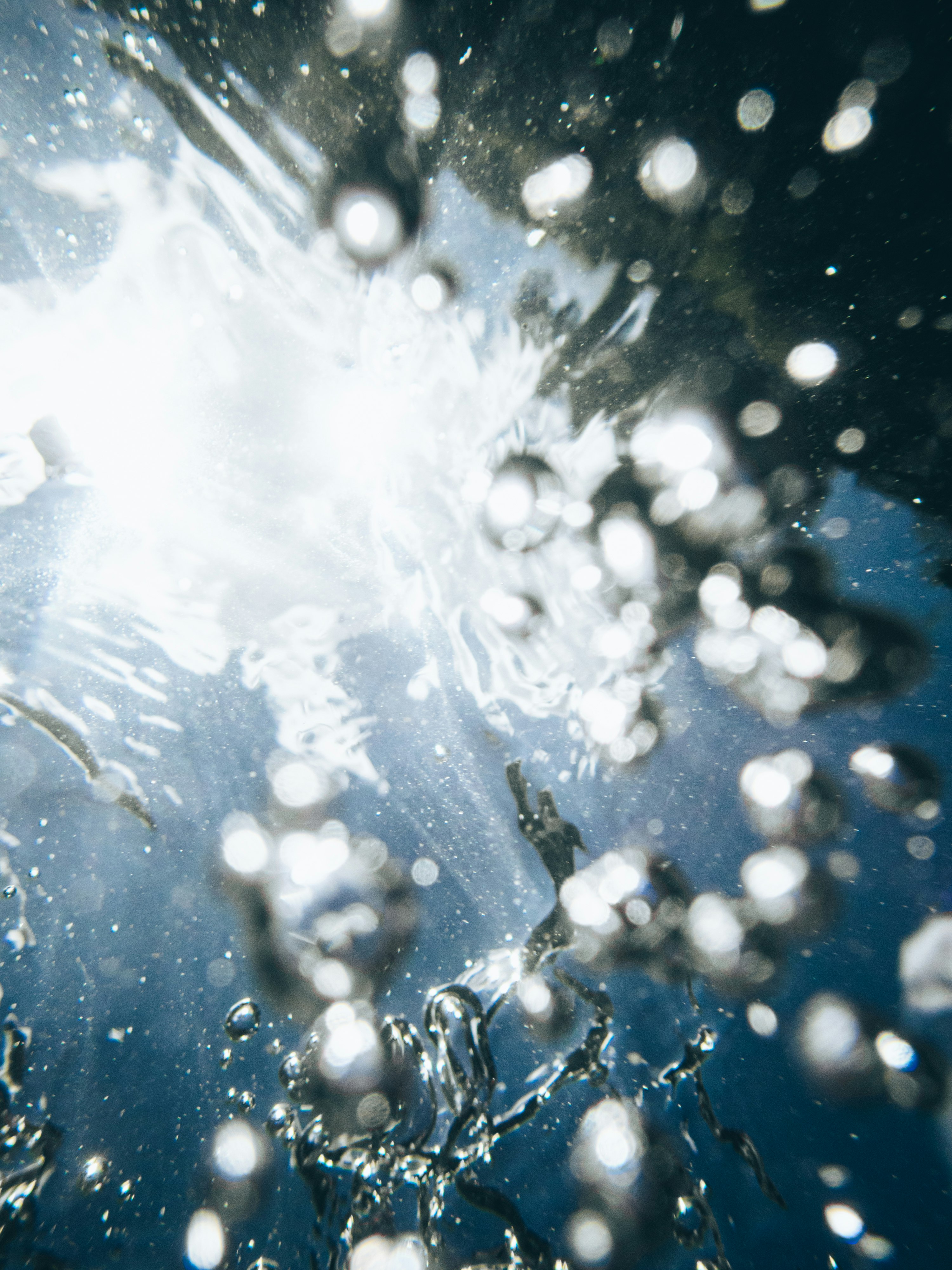 水しぶきと飛沫が舞う幻想的な水面のクローズアップ